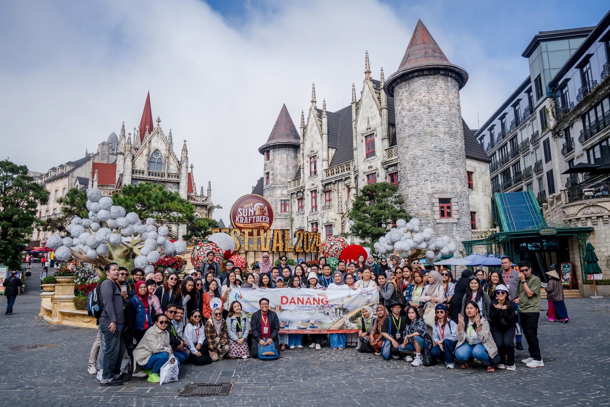 Tourism activities continue to grow strongly, becoming a bright spot in the city's economic development. In the photo: Tourists visit the Sun World Ba Na Hills. Photo: M.QUE