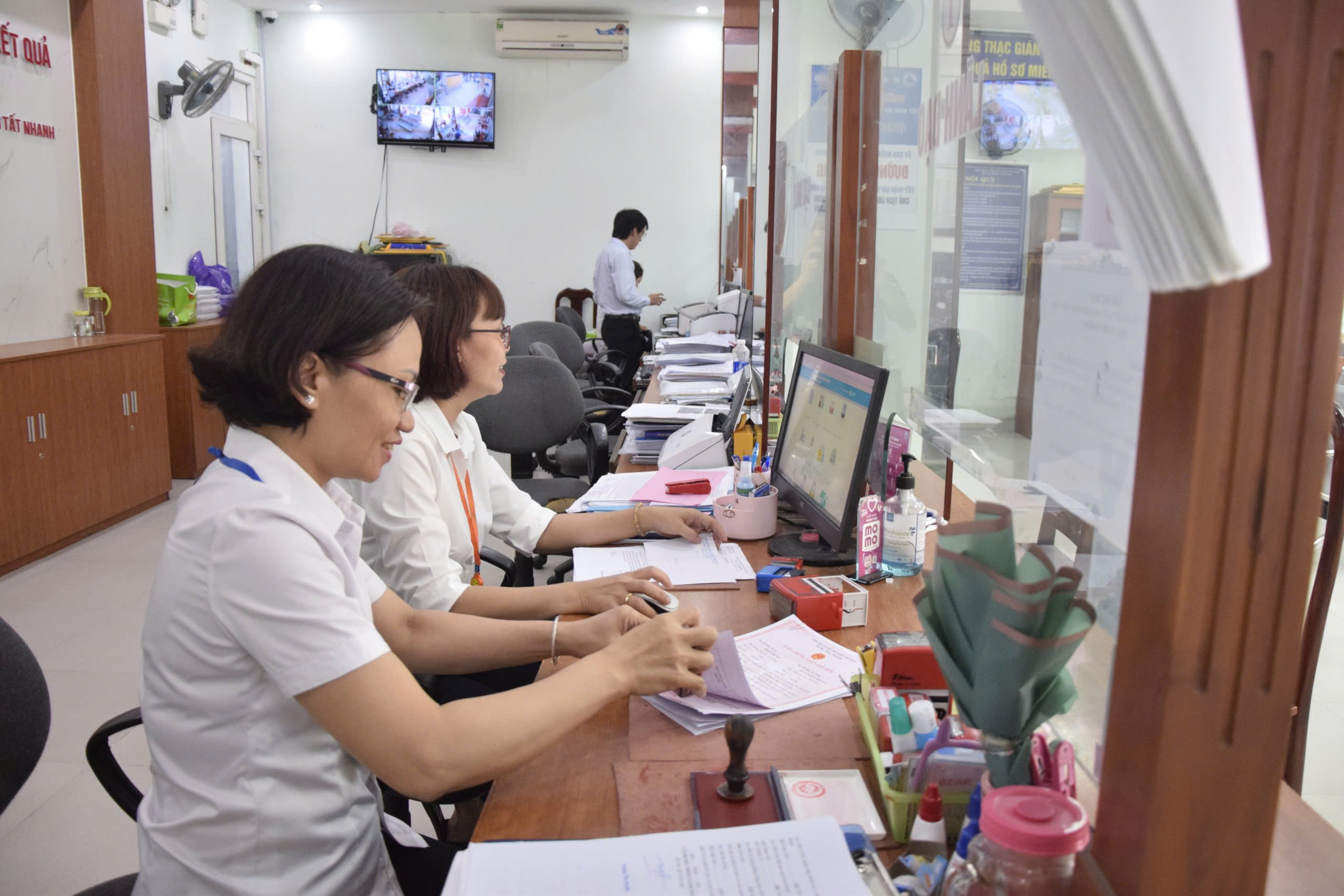 Civil servants of the “One-stop shop” Department in Thac Gian Ward, Thanh Khe District, handle citizens’ administrative procedures. Photo: T. HUY