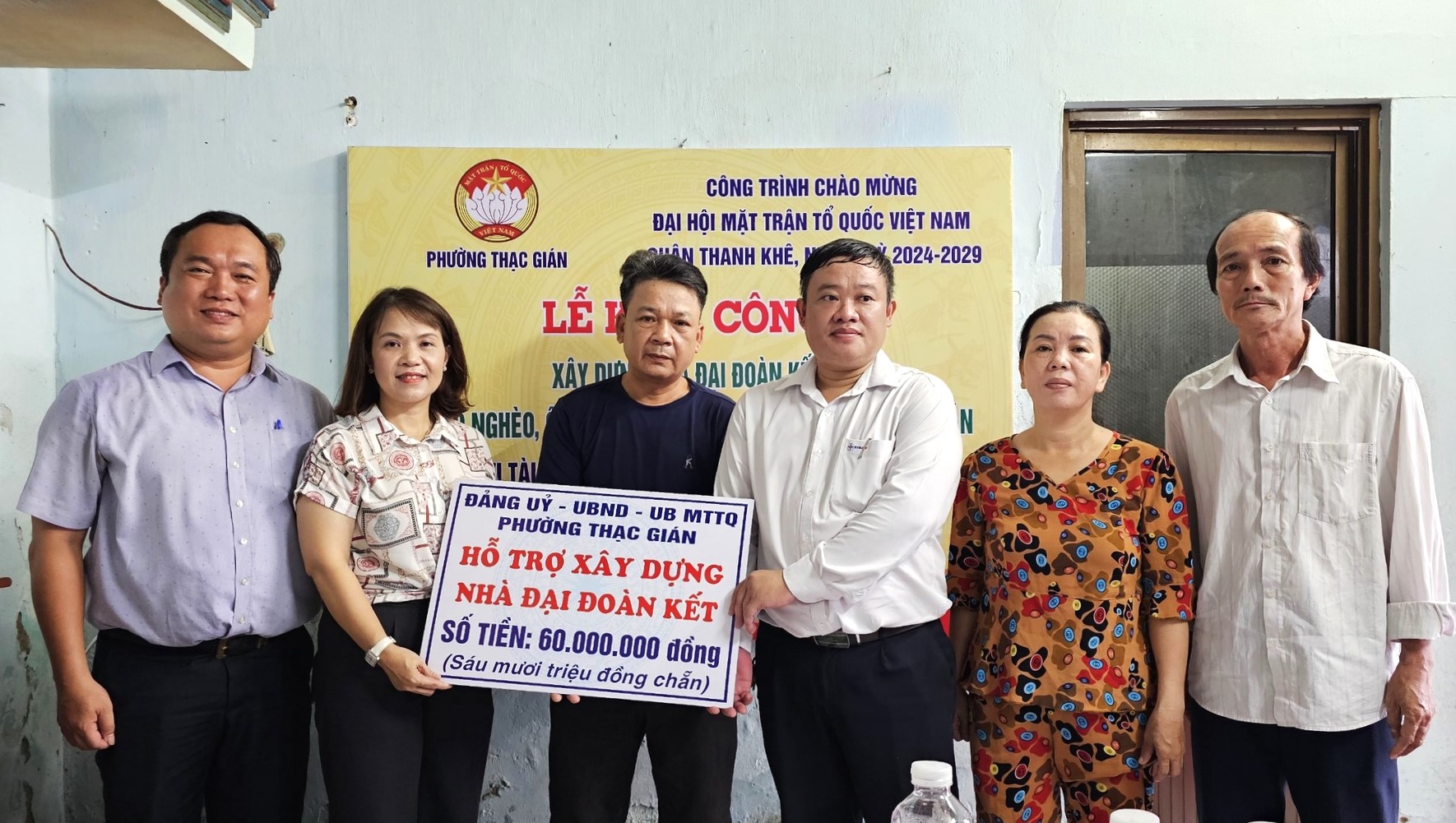 In 2024, the city will continue to devote many resources to social security. IN PHOTO: Financial support for house construction given to a poor family in Thanh Khe District. Photo: LAM PHUONG