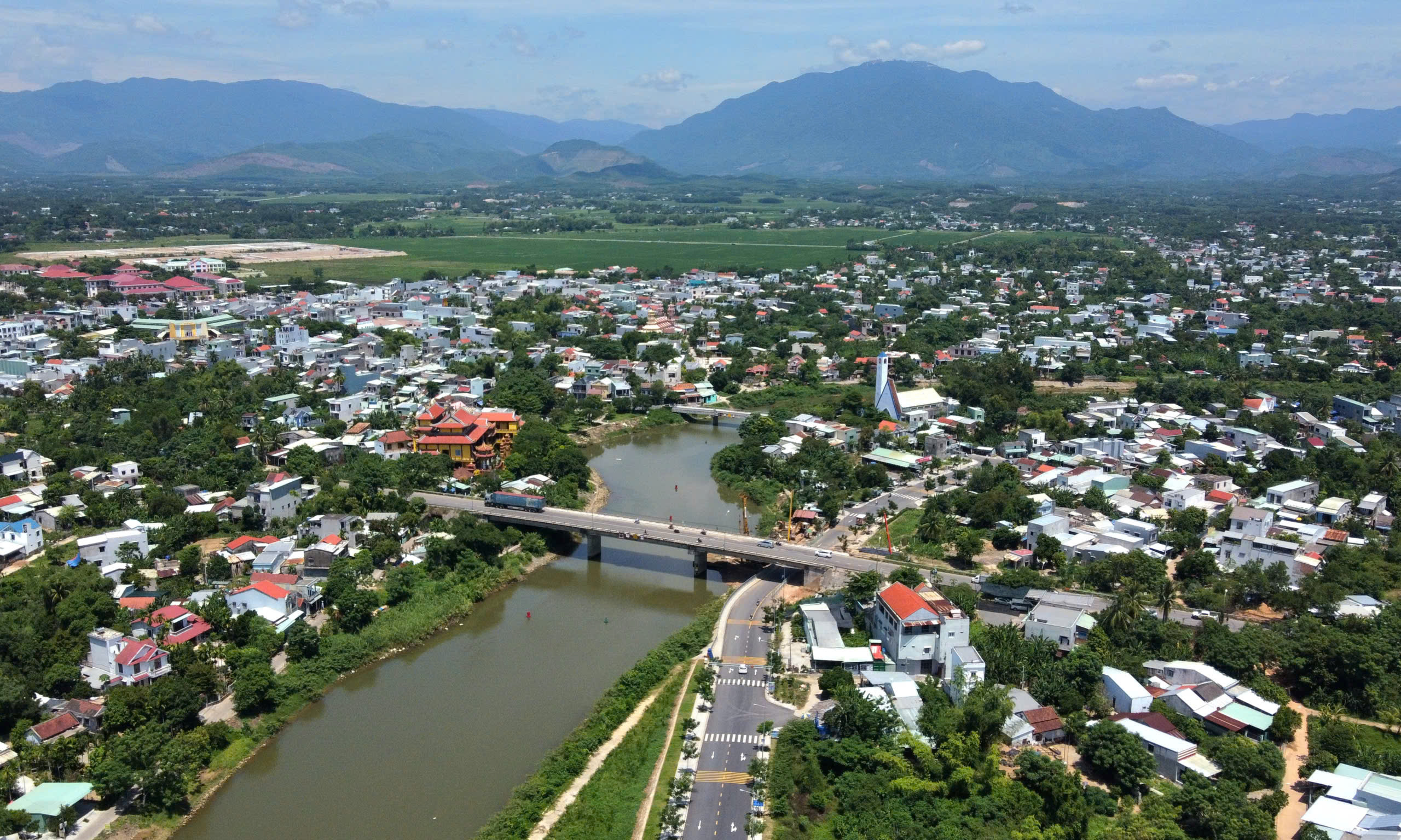 Hoa Vang District effectively promotes resources and improves the quality of criteria to achieve the goal of an advanced and exemplary new-style rural commune. Photo: TRAN TRUC