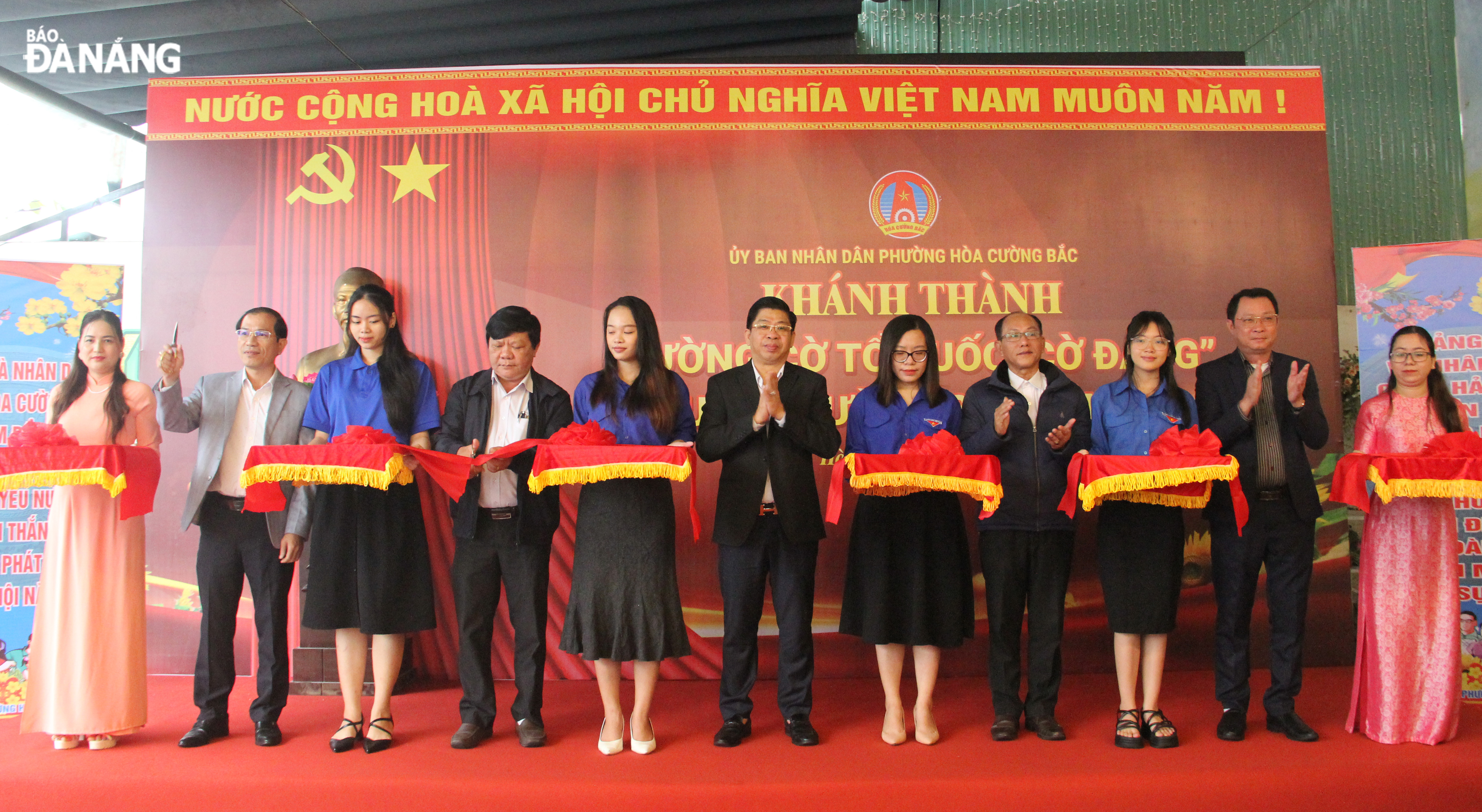 Leaders of Hai Chau District and Hoa Cuong Bac Ward cutting the ribbon to inaugurate the “National Flag and Party Flag Route - April 30 Street”. Photo: X.HAU