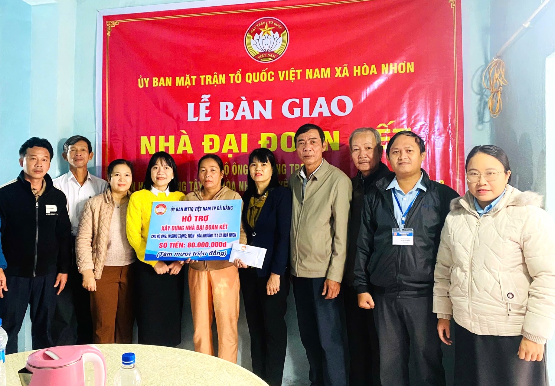 Residents are delighted as the city increases housing support for low-income families beyond the central government's standards. In the photo: The Viet Nam Fatherland Front Committee of Hoa Nhon Commune, Hoa Vang District, hands over a new house to a low-income family. Photo: L.P