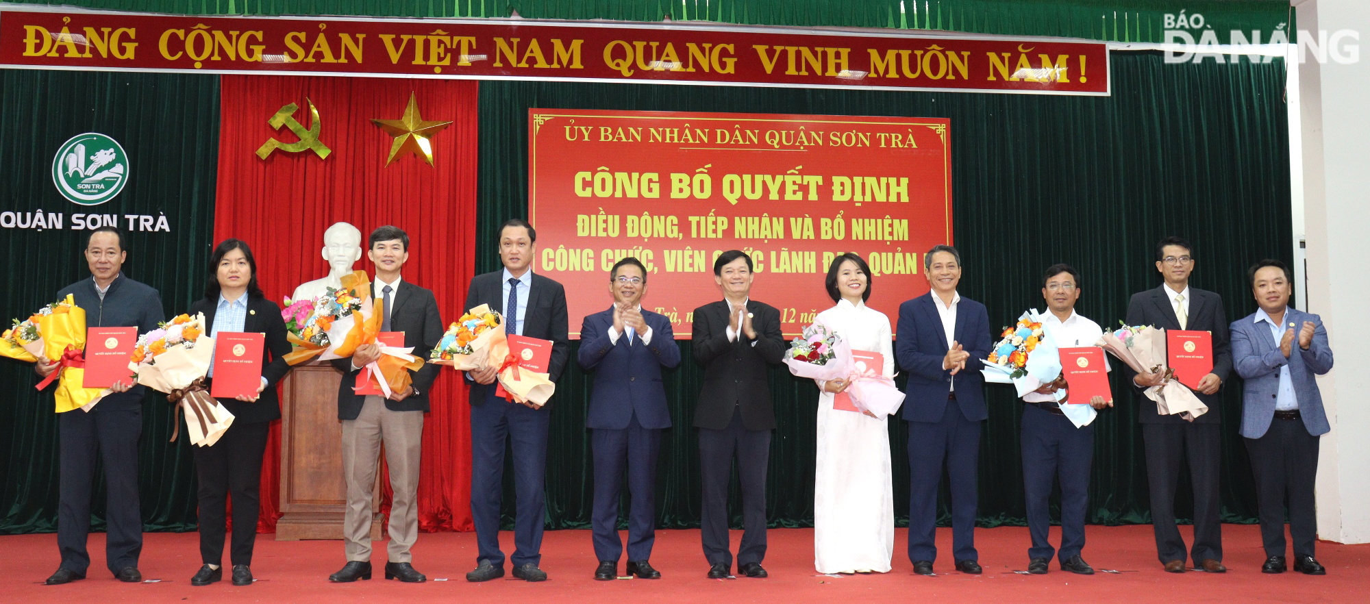 Lãnh đạo quận Sơn Trà trao quyết định và tặng hoa chúc mừng các công chức, viên chức được bổ nhiệm các chức vụ. Ảnh: HOÀNG HIỆP