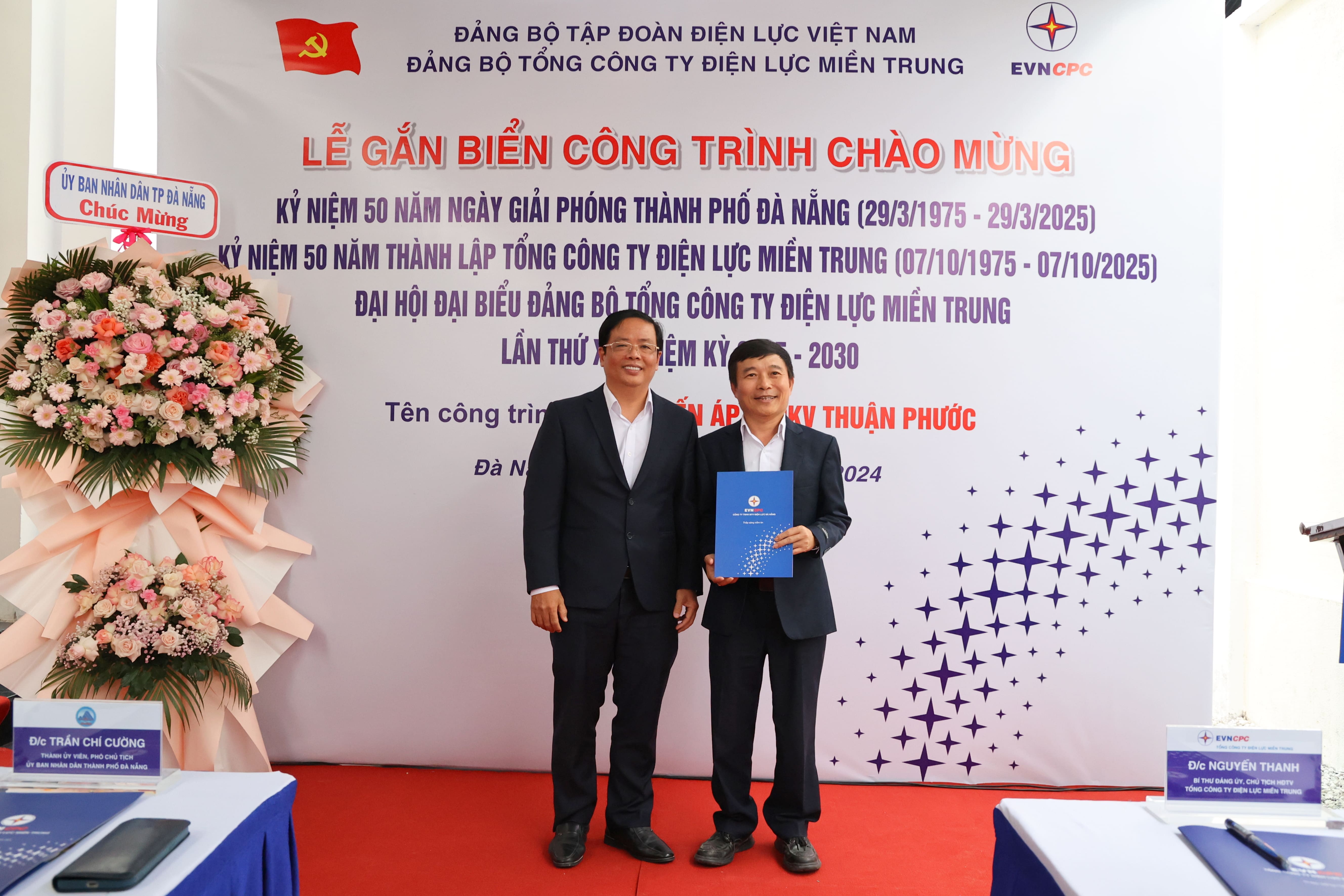 Ông Lê Hồng Cương - Bí thư Đảng ủy, Chủ tịch kiêm Giám đốc PC Đà Nẵng tặng quà cho CPCNPMU