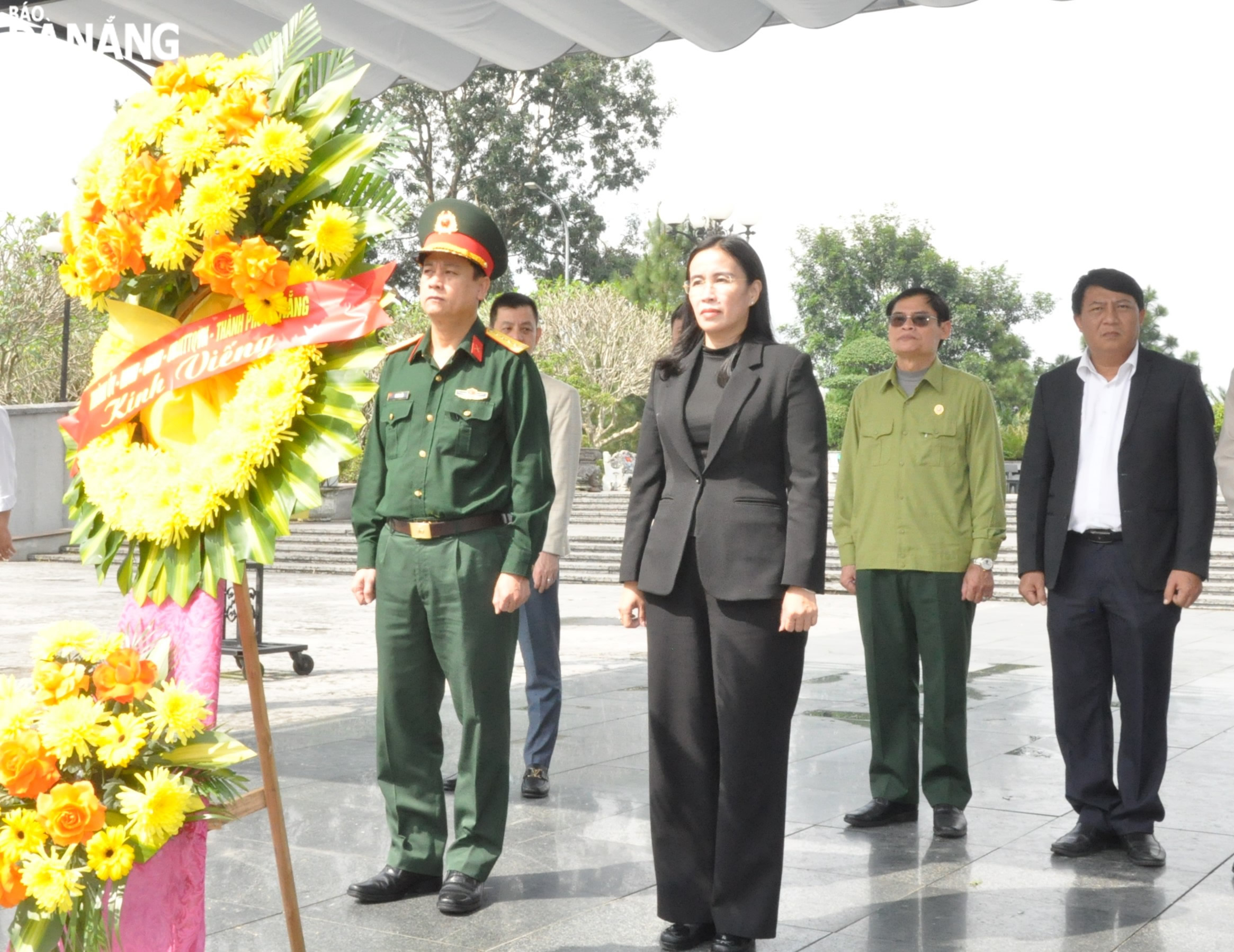 Đoàn đại biểu thành phố Đà Nẵng dâng hoa, dâng hương tưởng nhớ các anh hùng liệt sĩ tại Quảng Trị