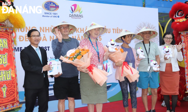 The Da Nang Department of Tourism welcomed a cruise ship of nearly 2,000 guests. Photo: NGOC HA