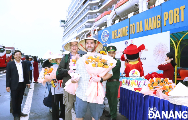 Cruise passengers had a day to visit popular tourist attractions in Da Nang. Photo: NGOC HA