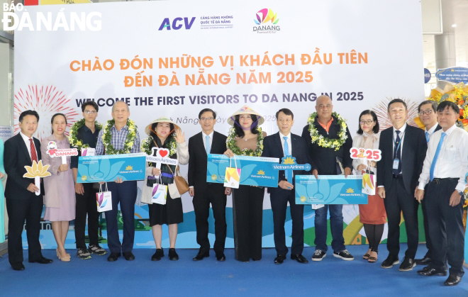 The Da Nang Department of Tourism presented gifts to the first visitors to Da Nang by air at the domestic passenger terminal at Da Nang International Airport. Photo: NGOC HA