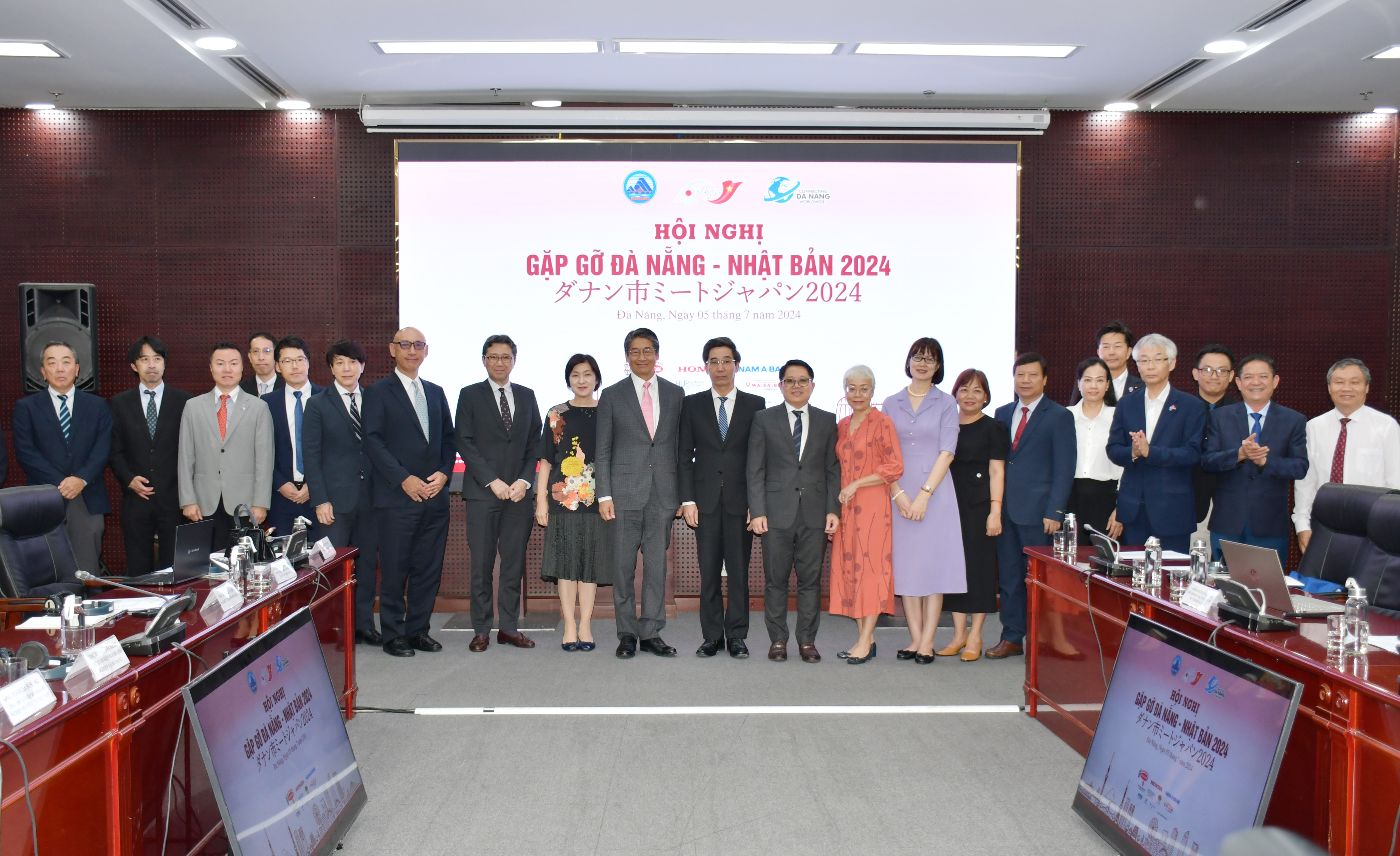 Da Nang leaders took souvenir photos with representatives of Japanese leaders and businesses at the Da Nang - Japan Meeting 2024 conference. Photo: THANH LAN