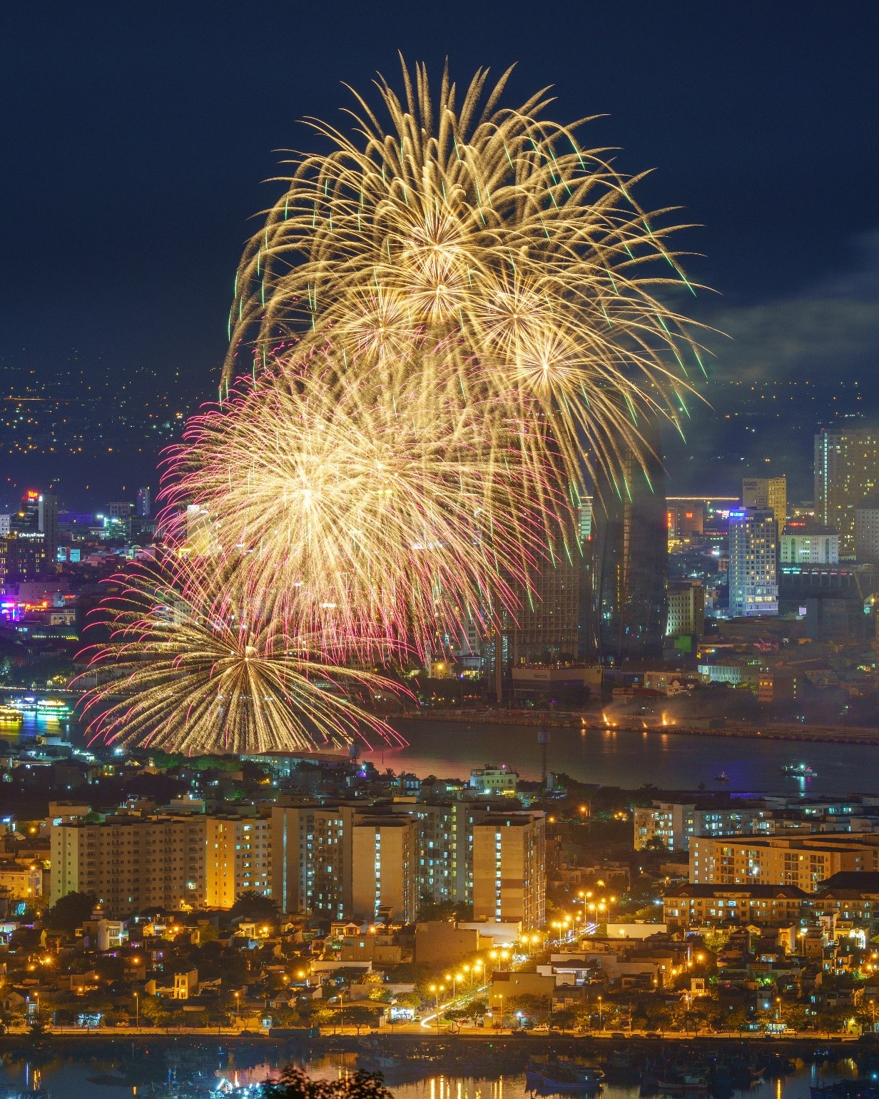 The beauty of Da Nang city during the fireworks festival. Photo: PHAM PHUNG