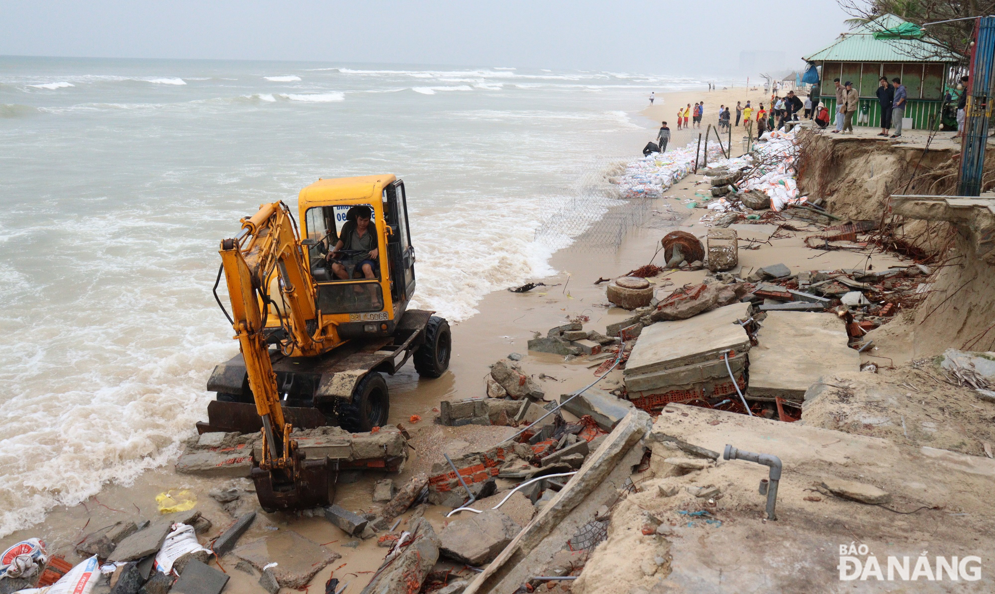 Phương tiện cơ giới được huy động để gia cố các vị trí bị xói lở. Ảnh: HOÀNG HIỆP