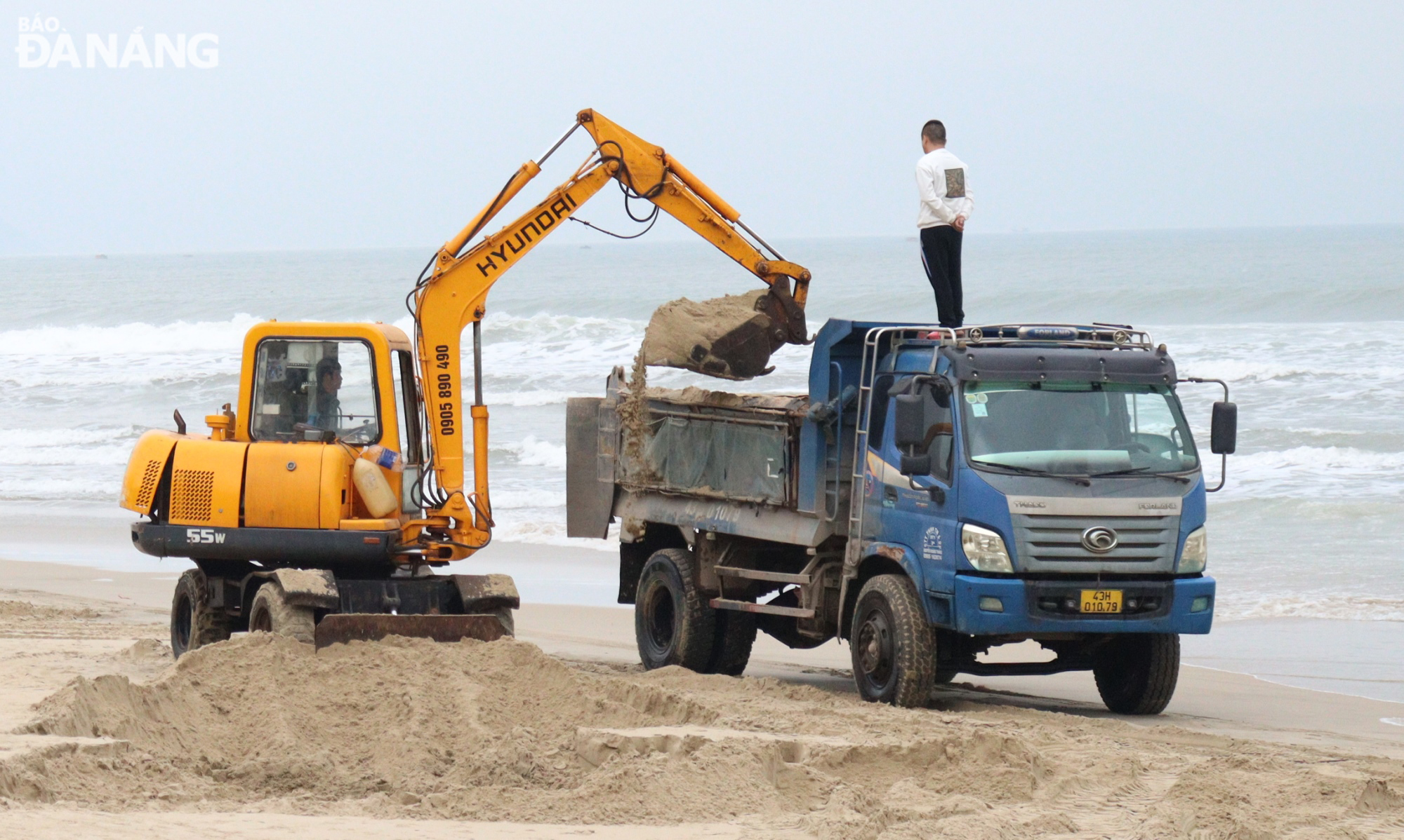 Phương tiện cơ giới được huy động để múc và vận chuyển cát từ các vị trí ít xảy ra tình trạng sóng biển xâm thực phục vụ xử lý khẩn cấp các vị trí bị sạt lở. Ảnh: HOÀNG HIỆP