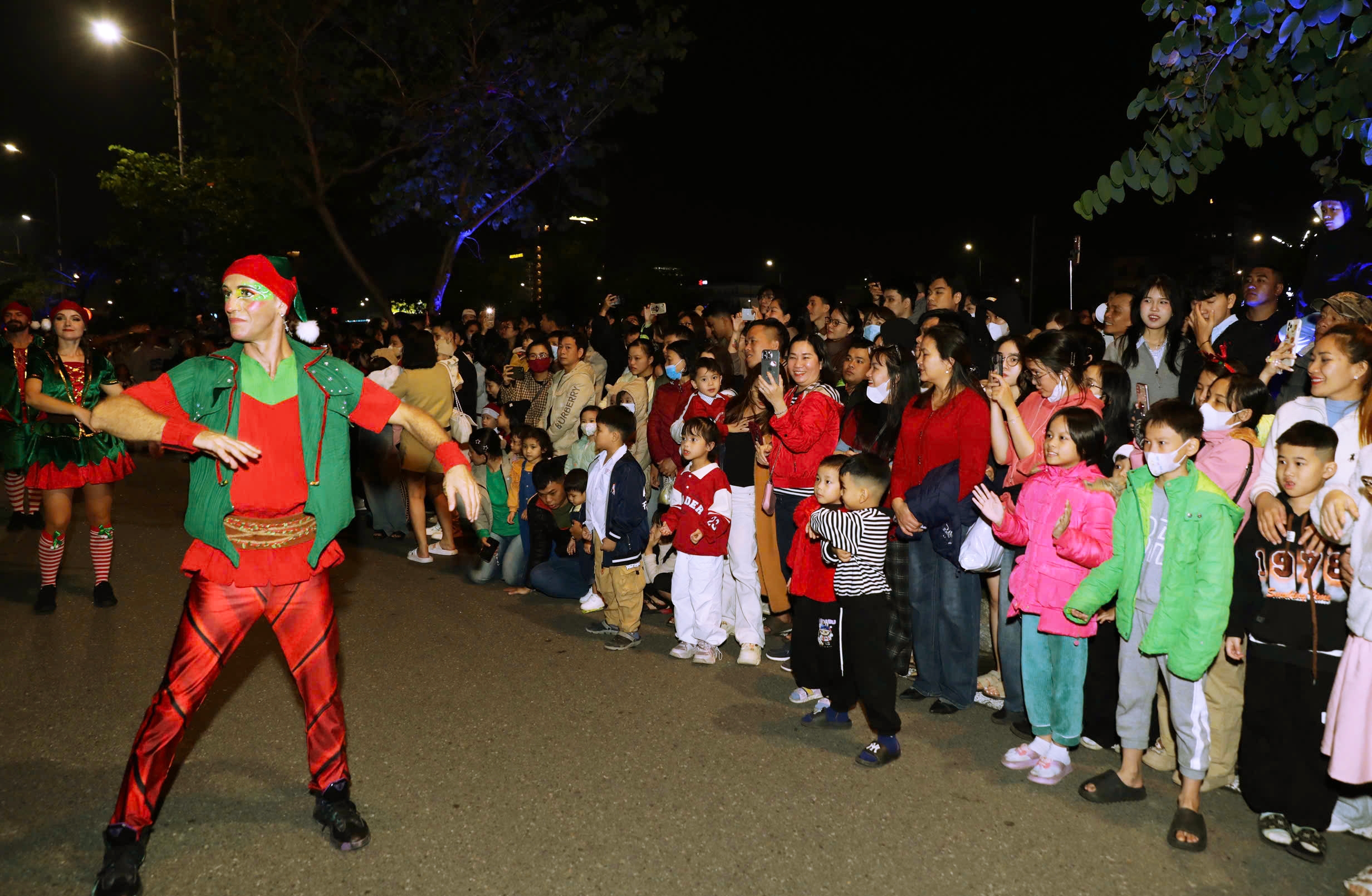 Da Nang locals and tourists participate in a festival to welcome Christmas and New Year 2025. Photo: NGOC HA