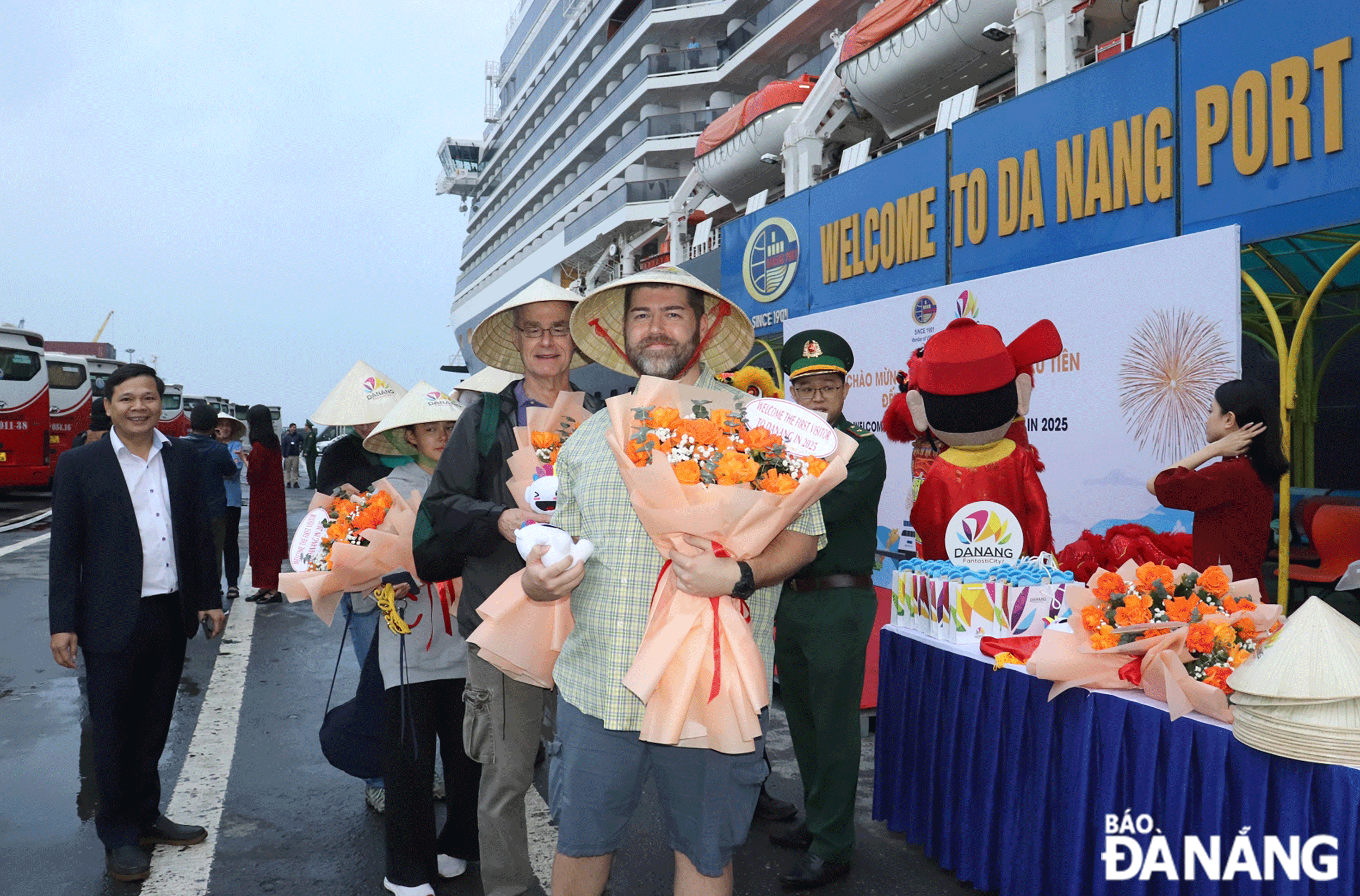 Cruise passengers visiting some of the city's famous tourist attractions. Photo: NGOC HA