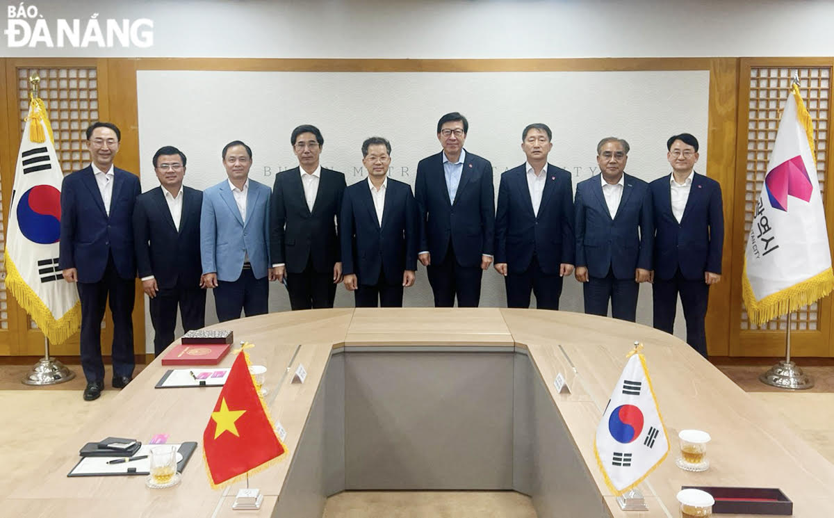 During the working visit to South Korea from July 7 - 13, 2024, the city delegation led by Secretary of the municipal Party Committee Nguyen Van Quang (middle) had a working session with Busan City's Mayor Park Heong Joon (6th, left). Photo: HOAN VU