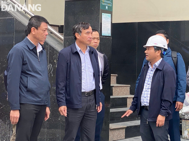 Chairman of the Da Nang People's Committee Le Trung Chinh (2nd from left) inspects the project on renovating the drainage system and placing information and lighting cables underground along Hung Vuong - Ly Thai To route. Photo: M.QUE