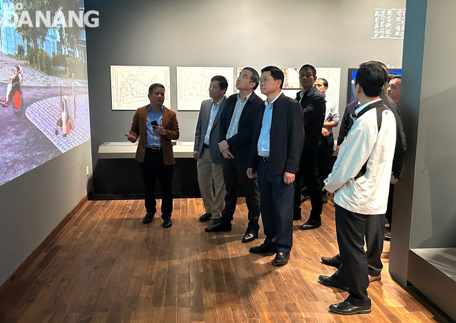 Chairman of the Da Nang People's Committee Le Trung Chinh (3rd, left) and Permanent Vice Chairman of the municipal People's Council Tran Phuoc Son (4th, left) inspecting the trial operation of the Da Nang Museum. Photo: M.QUE