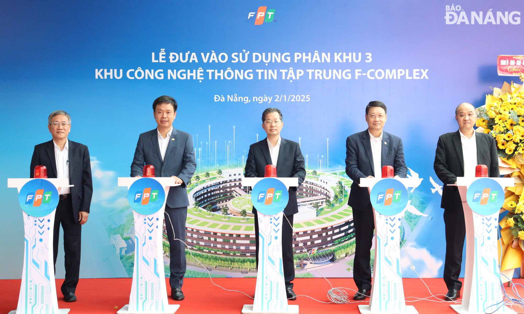 Secretary of the Da Nang Party Committee Nguyen Van Quang (middle), Chairman of the municipal People's Council Ngo Xuan Thang (second, right), Vice Chairman of the People's Committee Le Quang Nam (first, right) and leaders of FPT Group at the button-pressing ceremony to put into use subdivision 3 of the FPT Complex. Photo: HOANG HIEP