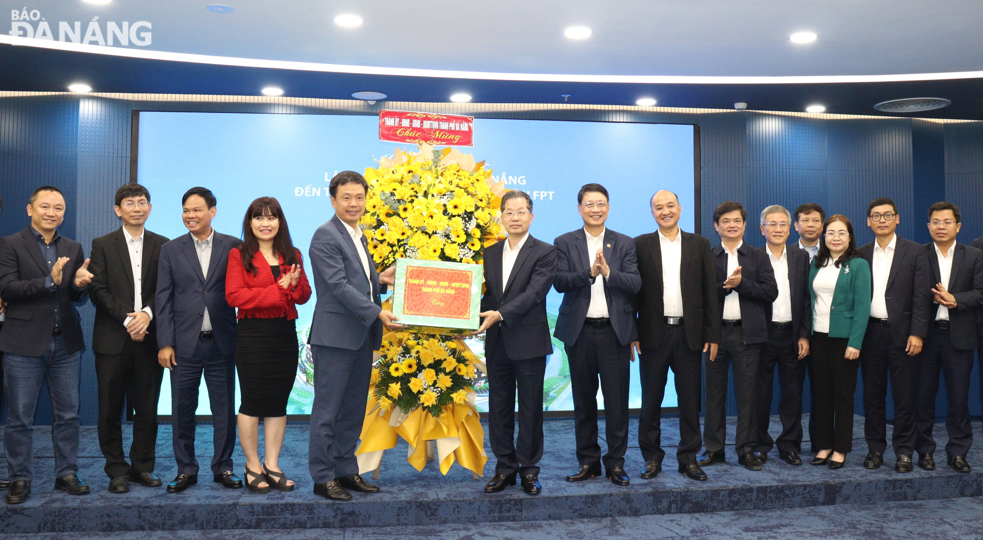 Da Nang leaders presenting flowers and a gift to FPT Group to celebrate New Year 2025. Photo: HOANG HIEP