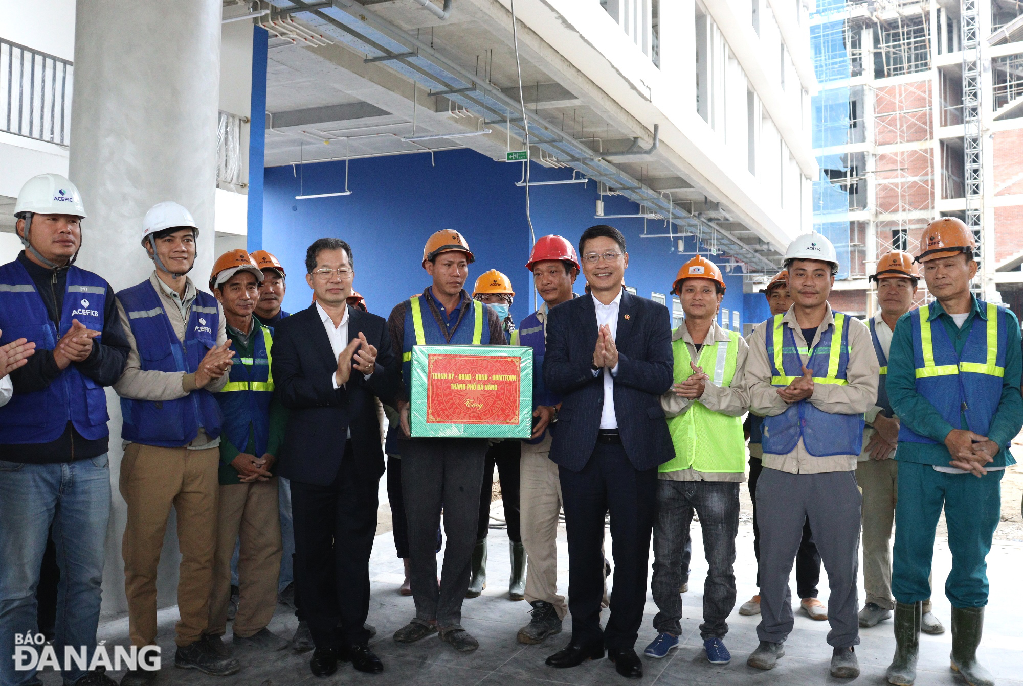 Da Nang and FPT Group leaders presenting a gift to the construction unit of the Hy Vong (Hope) School (phase 1). Photo: HOANG HIEP