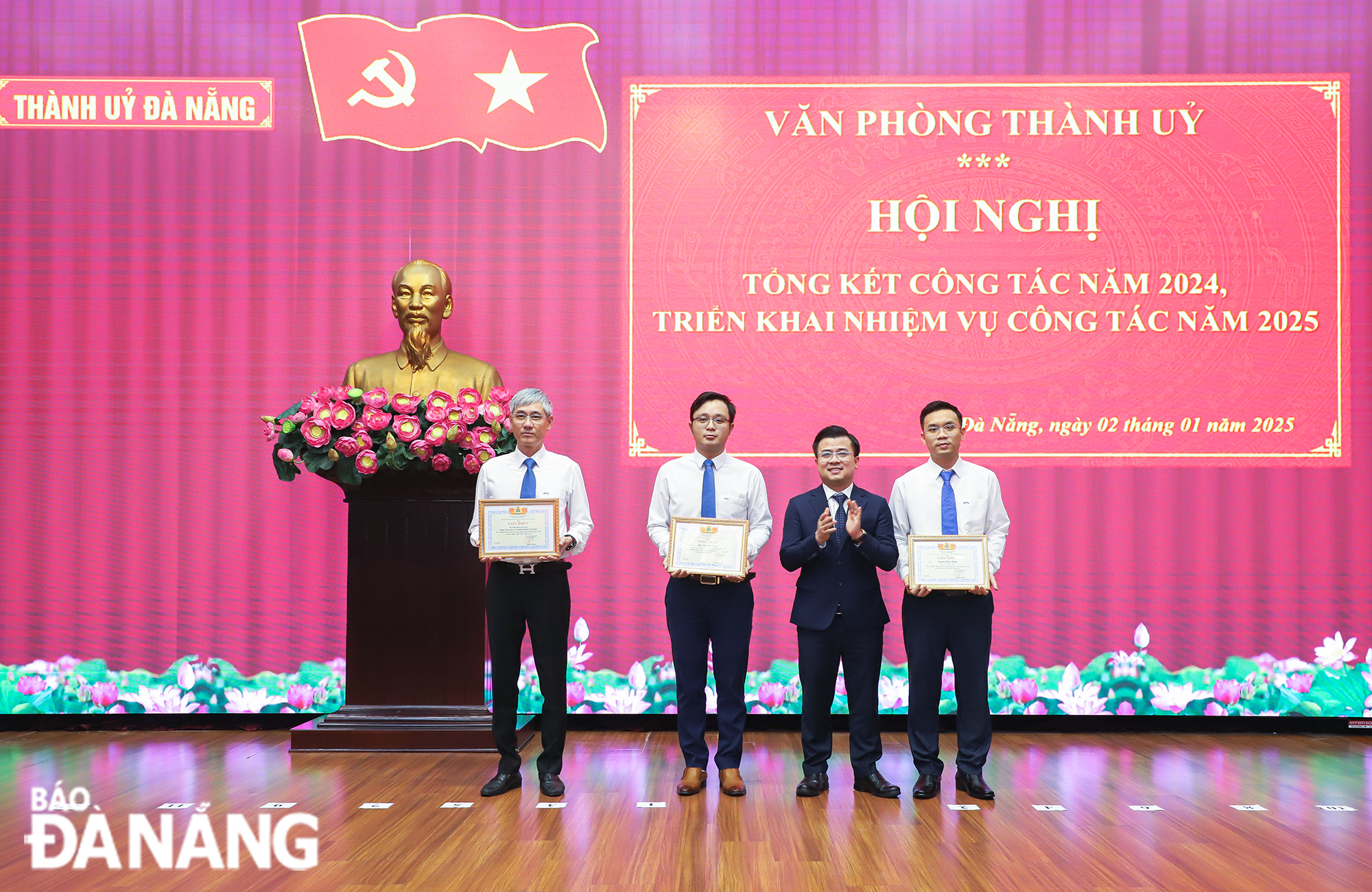 Khen thưởng các tổ công đoàn có thành tích xuất sắc năm 2024. Ảnh: NGỌC PHÚ