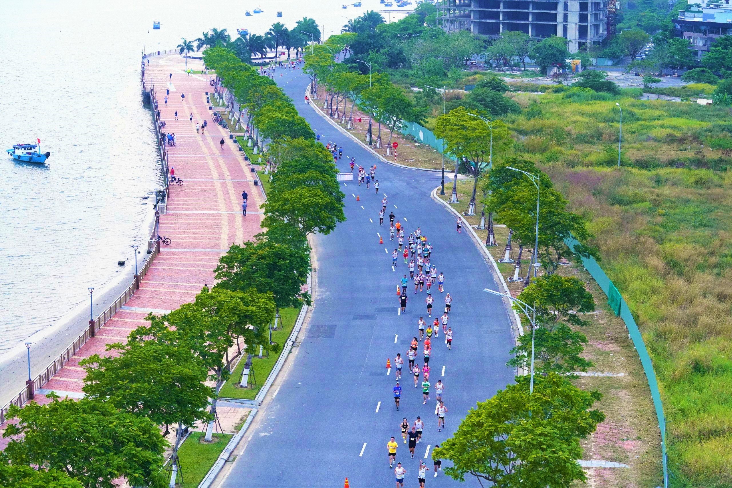 Phong trào thể thao trên địa bàn thành phố lan tỏa sâu rộng, thu hút đông đảo người dân tập luyện, thi đấu thường xuyên. TRONG ẢNH: Các vận động viên tham gia giải Marathon quốc tế Đà Nẵng năm 2024. Ảnh: PHI NÔNG