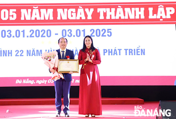 Phó Chủ tịch UBND thành phố Nguyễn Thị Anh Thi (bên phải) trao Bằng khen của Chủ tịch UBND thành phố cho PGS.TS. Huỳnh Công Pháp, Hiệu trưởng Trường Đại học Công nghệ thông tin và Truyền thông Việt - Hàn. Ảnh: THU HÀ