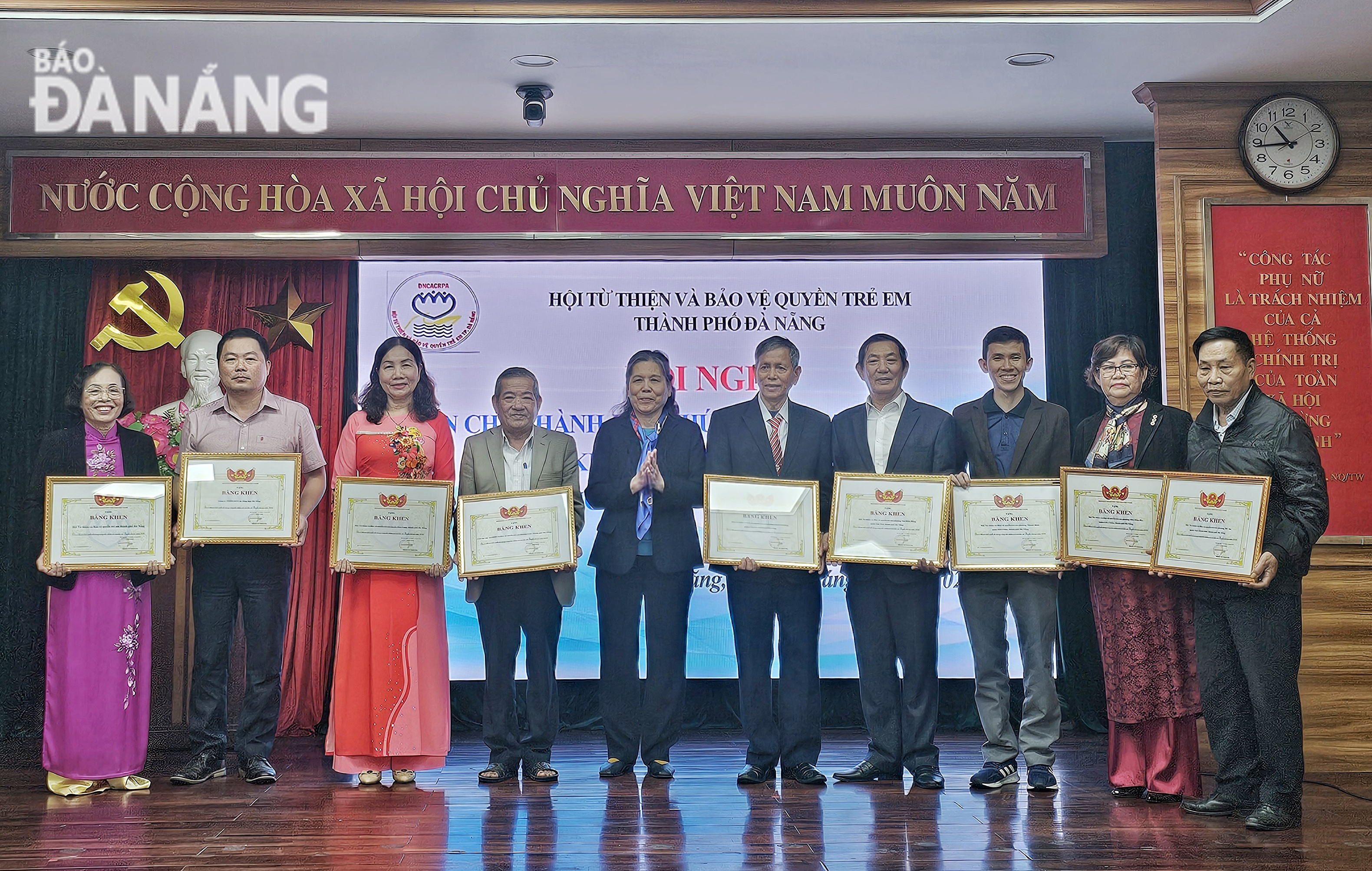 Representatives of the Viet Nam Association for the Protection of Children's Rights presented Certificates of Merit to groups and individuals with outstanding achievements. Photo: L.P