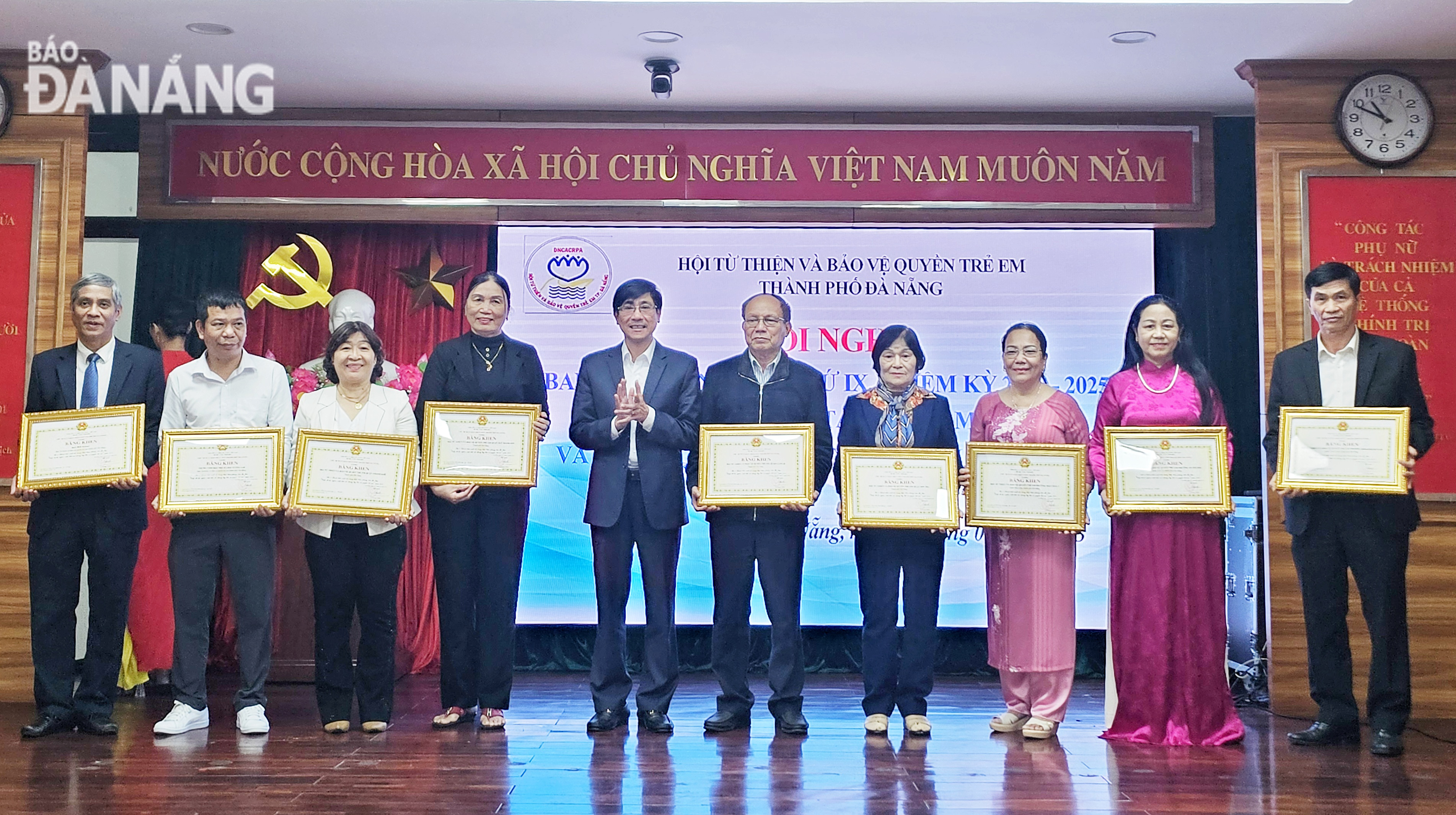 Head of the Da Nanng Party Committee's Mass Mobilization Commission Tran Thang Loi (5th from left) awarded Certificates of Merit from the municipal People's Committee to outstanding collectives. Photo: L.P