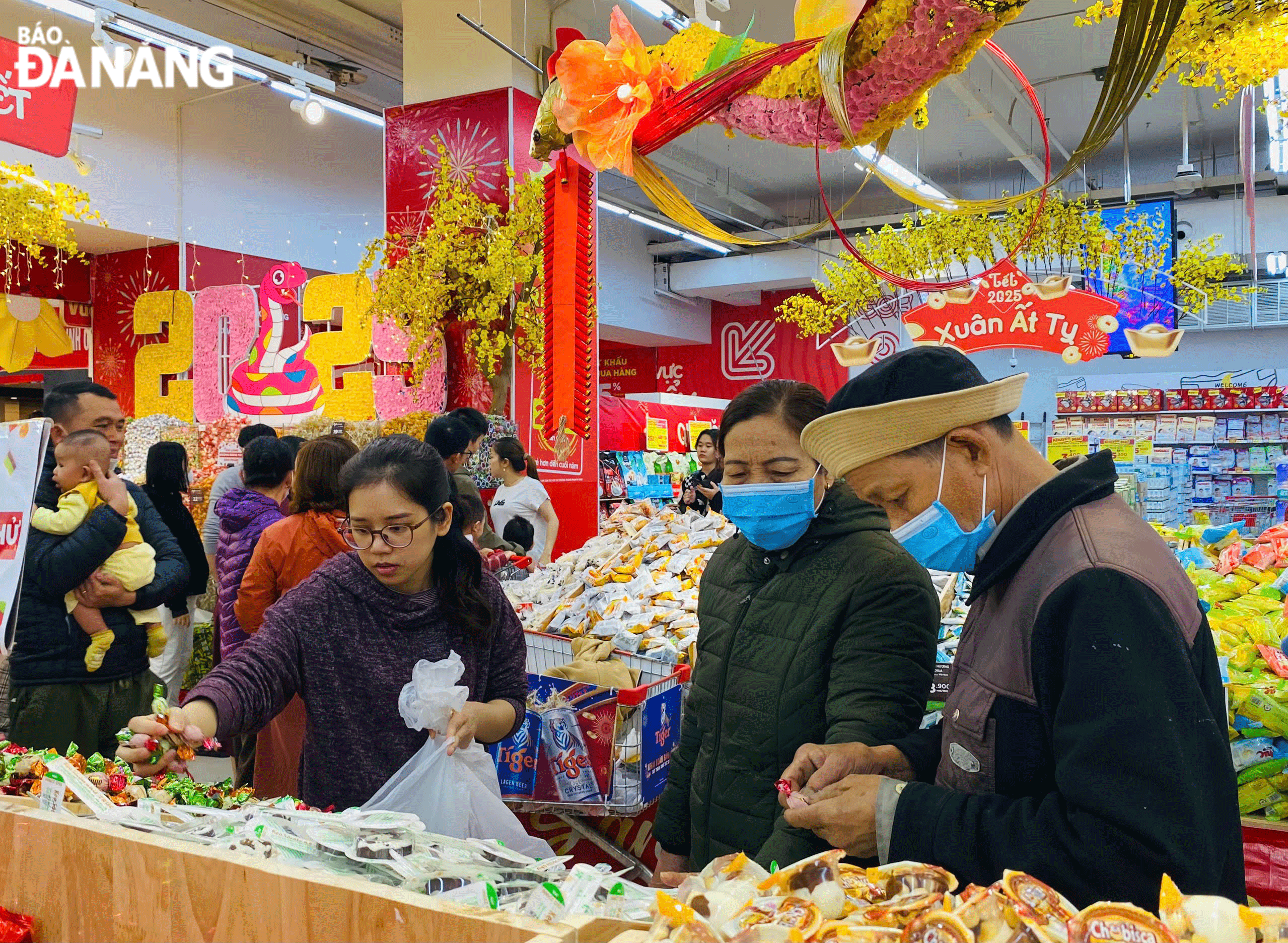 People going shopping at the Go! Da Nang supermarket in Hai Chau District. Photo: MAI LY