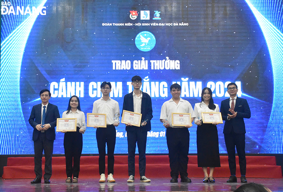 Đại diện Hội sinh viên Đại học Đà Nẵng trao giải thưởng các hạng mục 