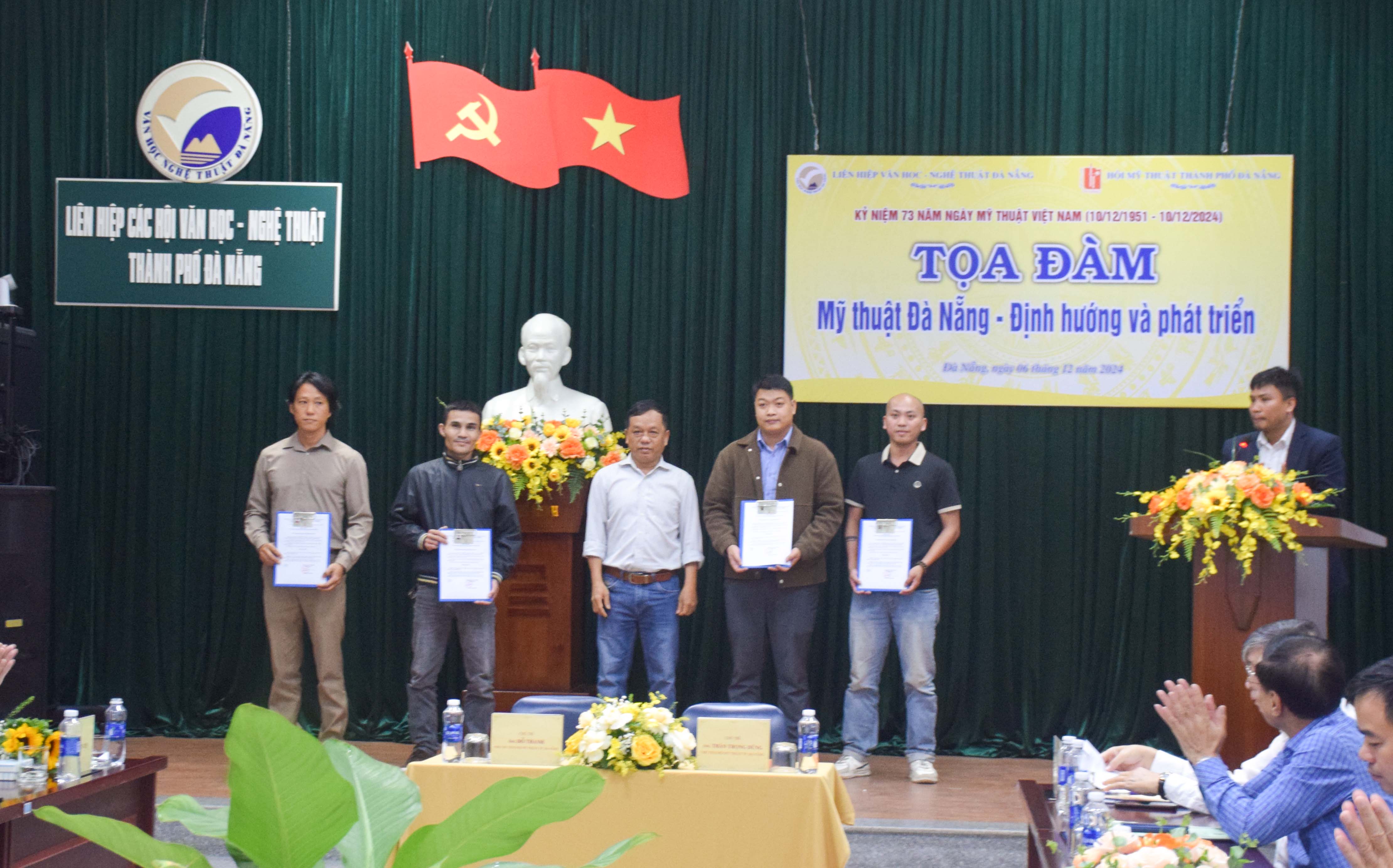 The Da Nang Fine Arts Association admits new members. Photo: GIA HUY