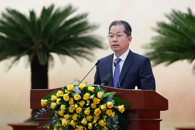 Secretary of the Da Nang Party Committee Nguyen Van Quang speaking at the conference