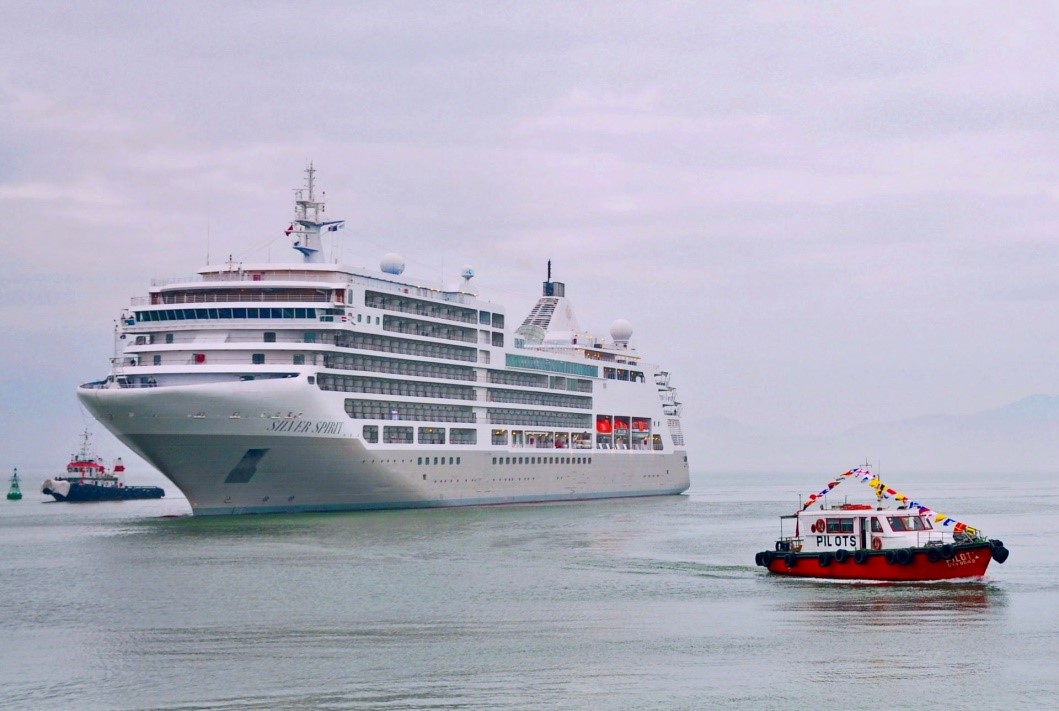 The Da Nang Port Border Guard collaborates with functional forces to ensure the safety of ships and passengers arriving at Tien Sa Port. PHOTO: Ba Vinh