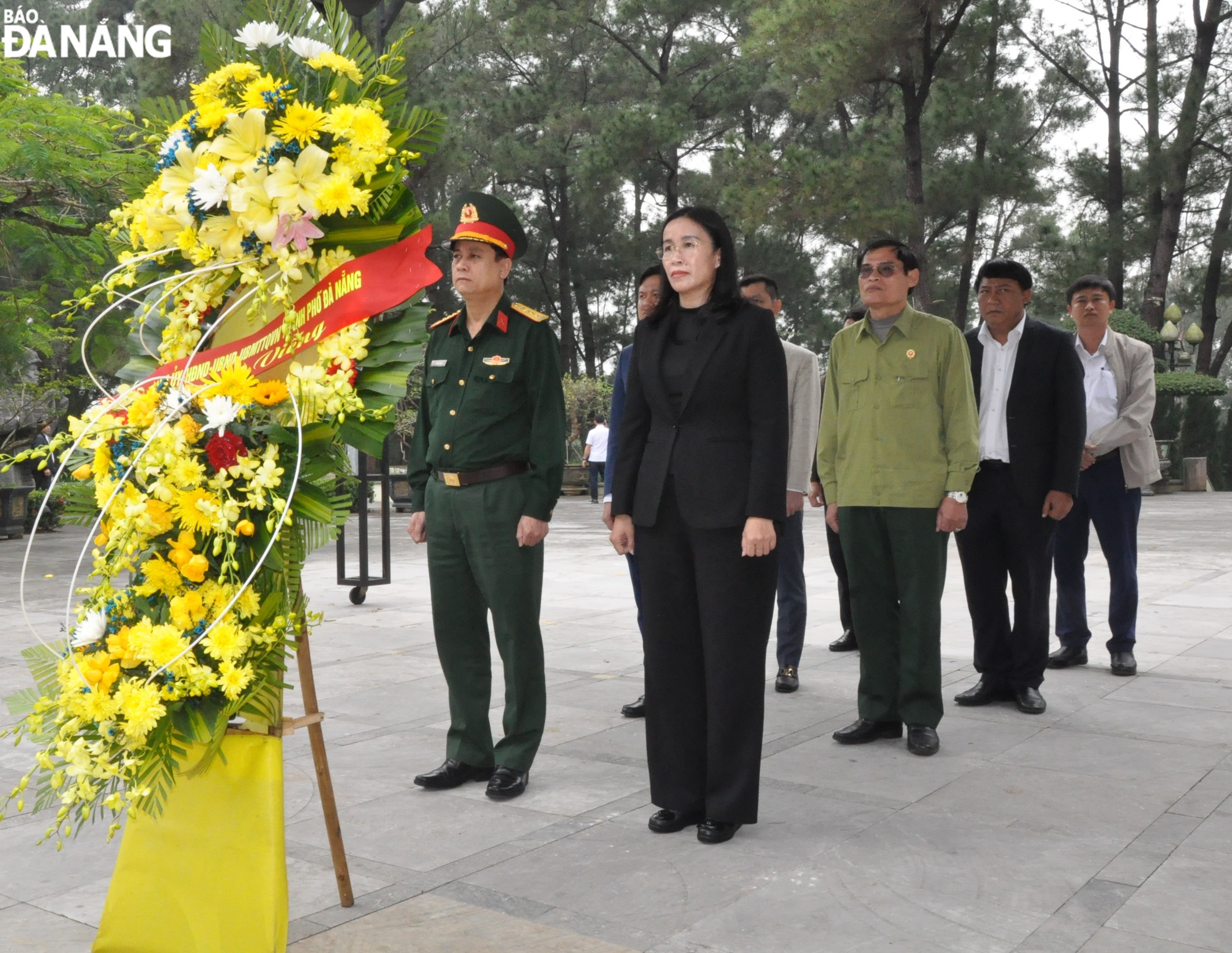 Đoàn đại biểu thành phố Đà Nẵng dâng hoa tưởng nhớ các anh hùng liệt sĩ tại Nghĩa trang Liệt sĩ quốc gia Trường Sơn. Ảnh: LÊ HÙNG