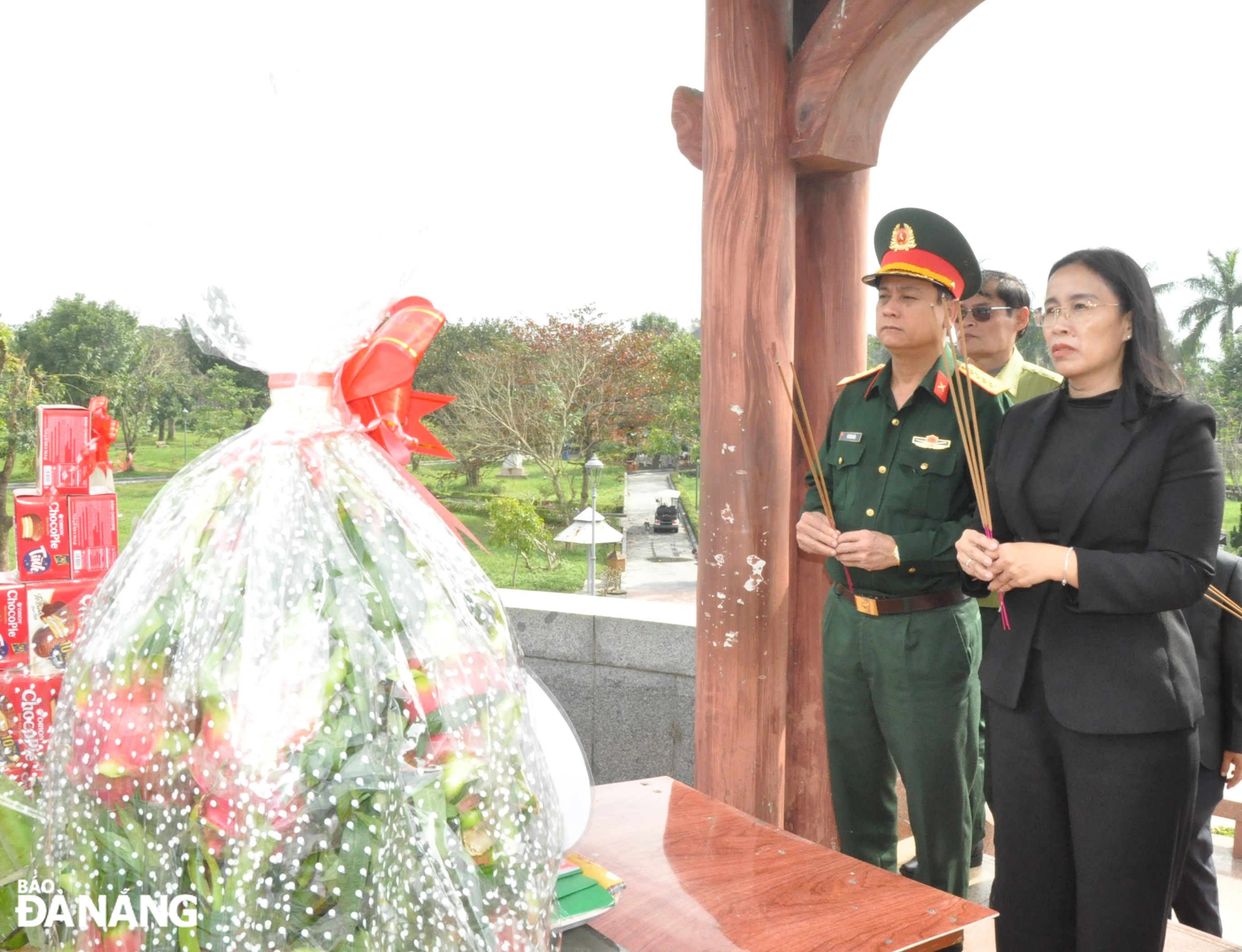 Phó Chủ tịch UBND thành phố Nguyễn Thị Anh Thi dâng hương tưởng nhớ các anh hùng liệt sĩ hy sinh trong công cuộc chiến đấu bảo vệ Thành cổ Quảng Trị. Ảnh: LÊ HÙNG