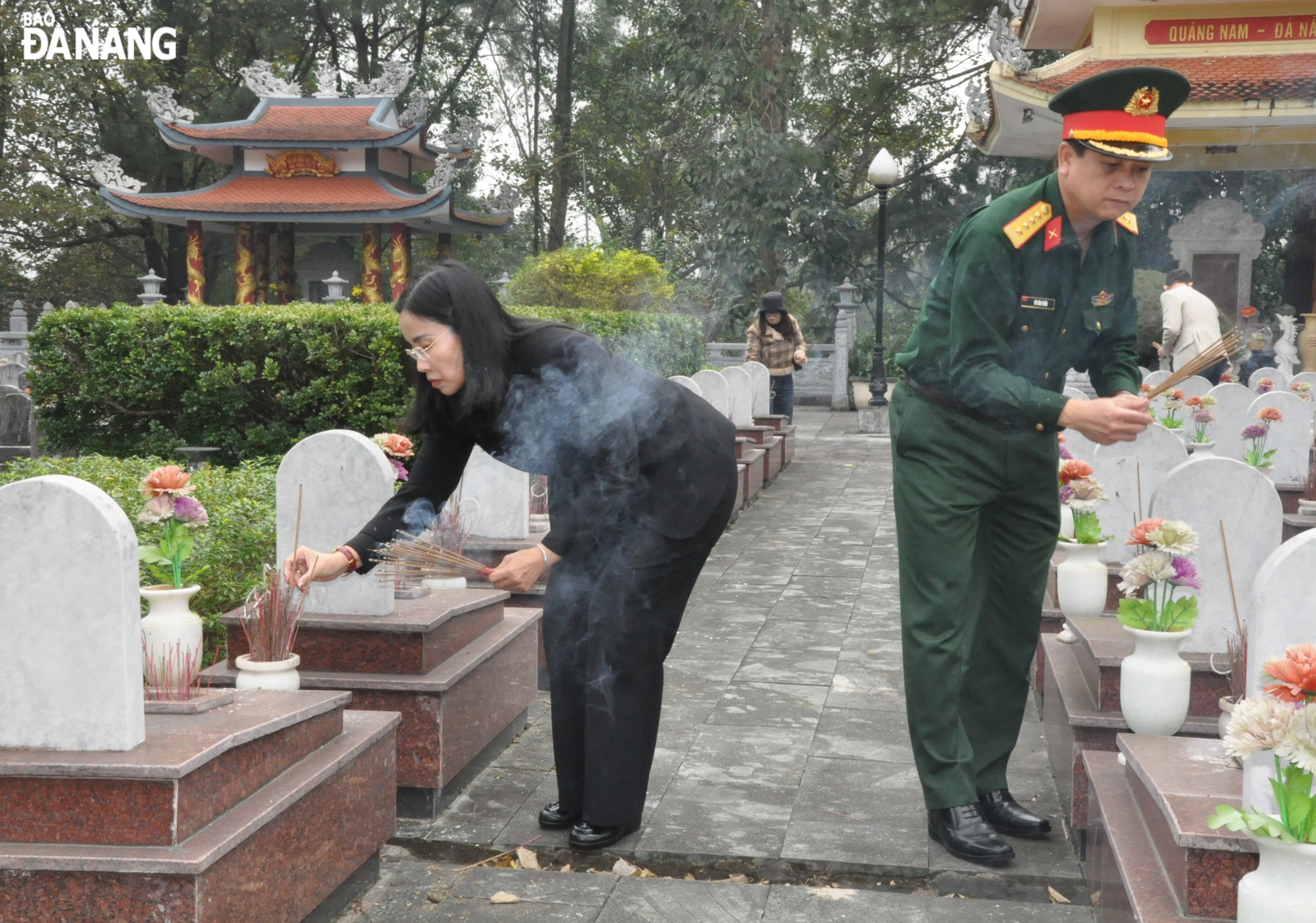 Phó Chủ tịch UBND thành phố Nguyễn Thị Anh Thi (bên trái) dâng hương tưởng nhớ các anh hùng liệt sĩ tại Nghĩa trang Liệt sĩ quốc gia Trường Sơn. Ảnh: LÊ HÙNG