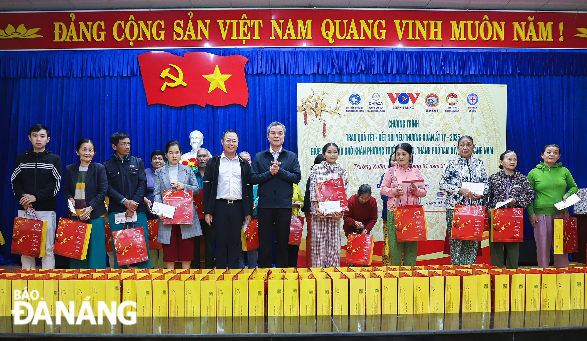 Head of the Management Board of Da Nang High-Tech Park and Industrial Zones Vu Quang Hung (5th, left) giving gifts to poor households. Photo: NGOC PHU