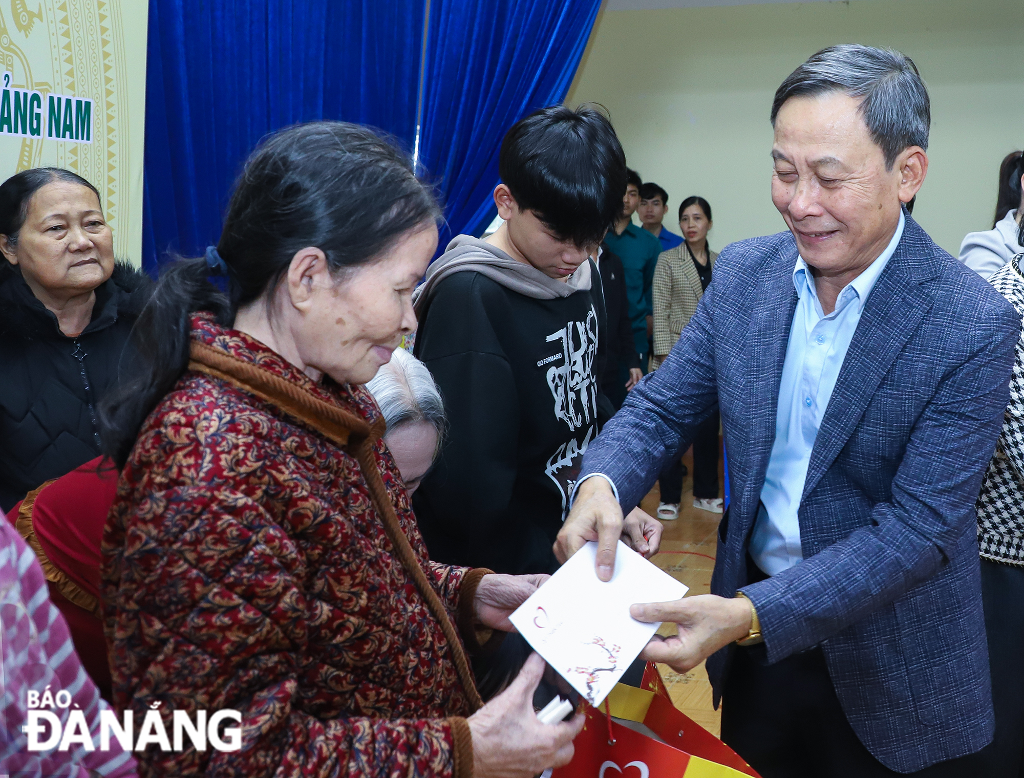 VOV Central Region Director Pham Tan Tu presenting gifts to the needy. Photo: NGOC PHU