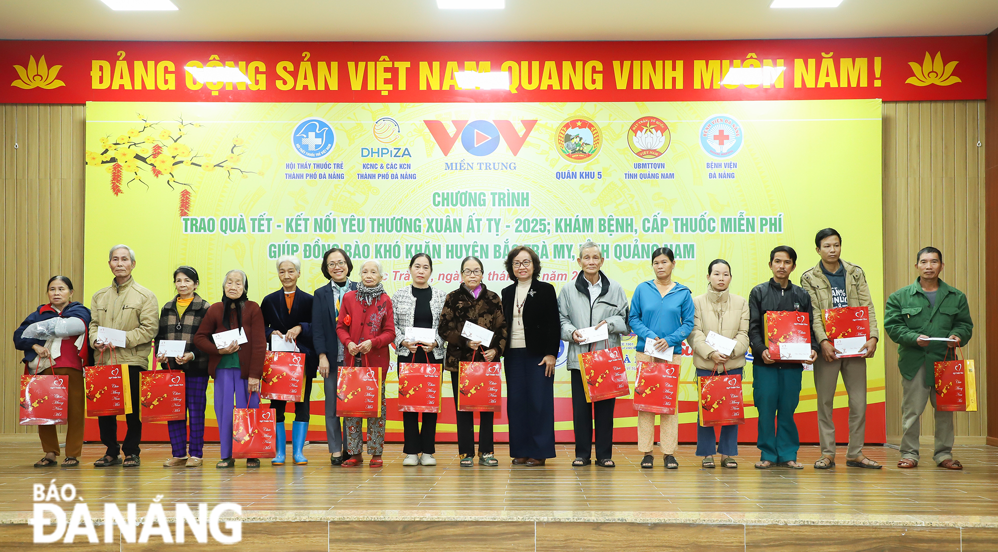 Leaders of the health sector and medical associations of the city giving gifts to poor households. Photo: NGOC PHU