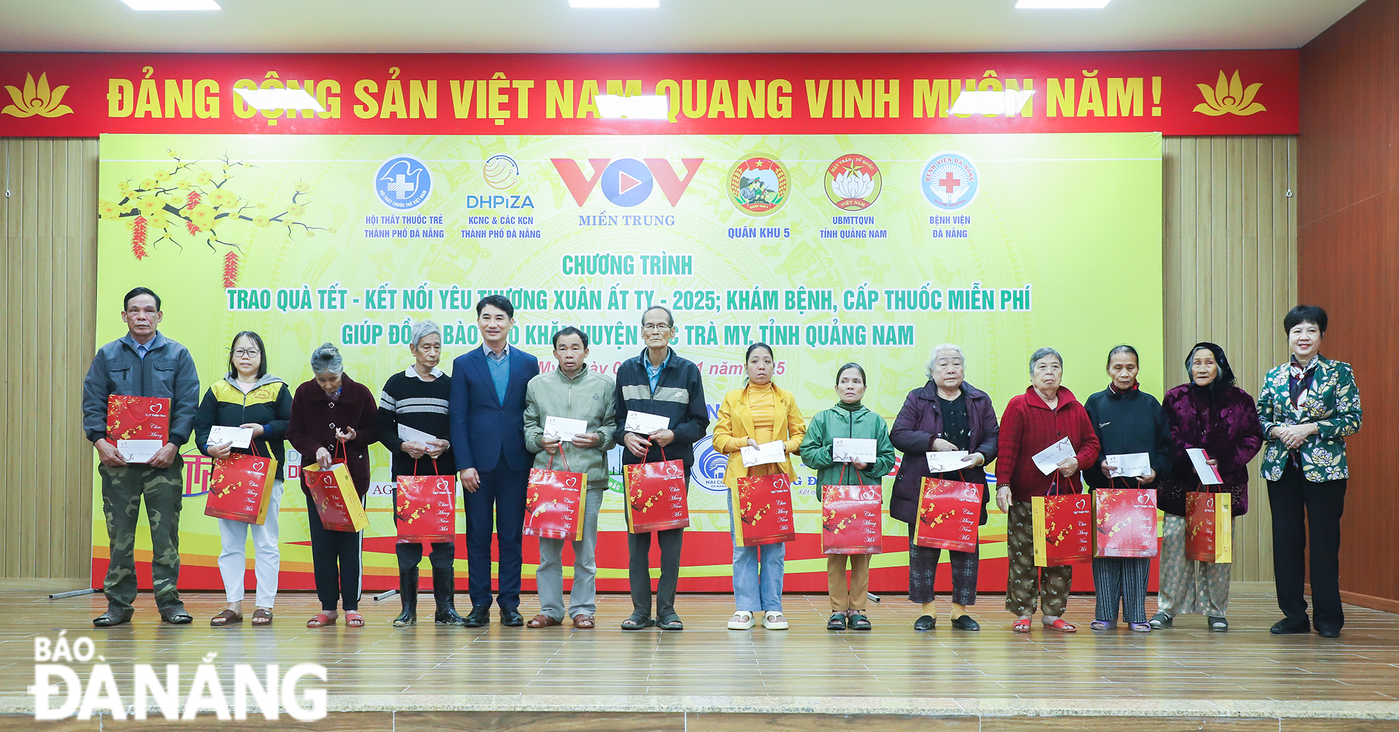 Leaders of the Da Nang Hospital and other departments presenting gifts to poor households. Photo: NGOC PHU