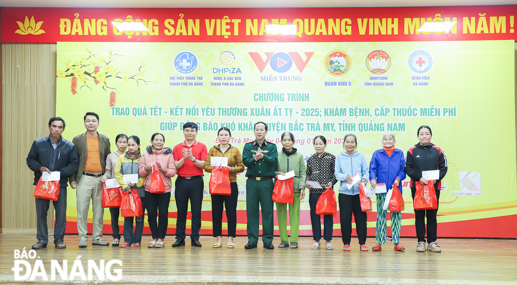 Representatives of accompanying units and Tet gift receivers. Photo: NGOC PHU