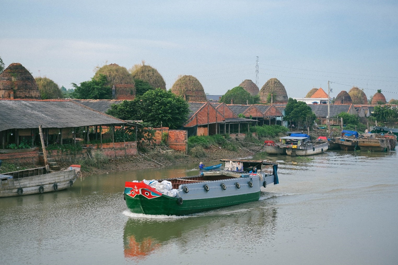 Along the rivers such as Co Chien, Mang Thit, and Cai Nhum, particularly on both banks of Thay Cai Canal, there are over 800 traditional brick kilns situated closely together, marking a bustling era of this craft village.