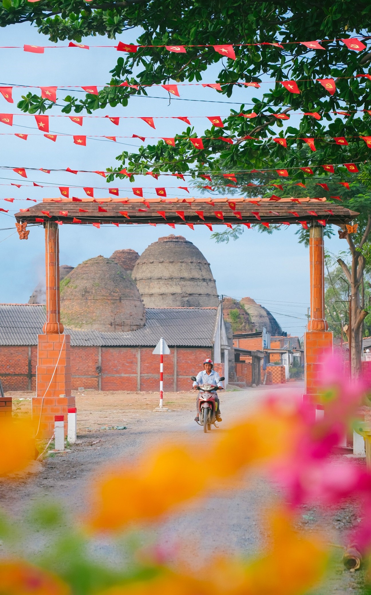 The peaceful life of a Southern Vietnamese village intertwines with the ancient, unique beauty of its kilns, creating a captivating landscape in Mang Thit that is unlike any other.