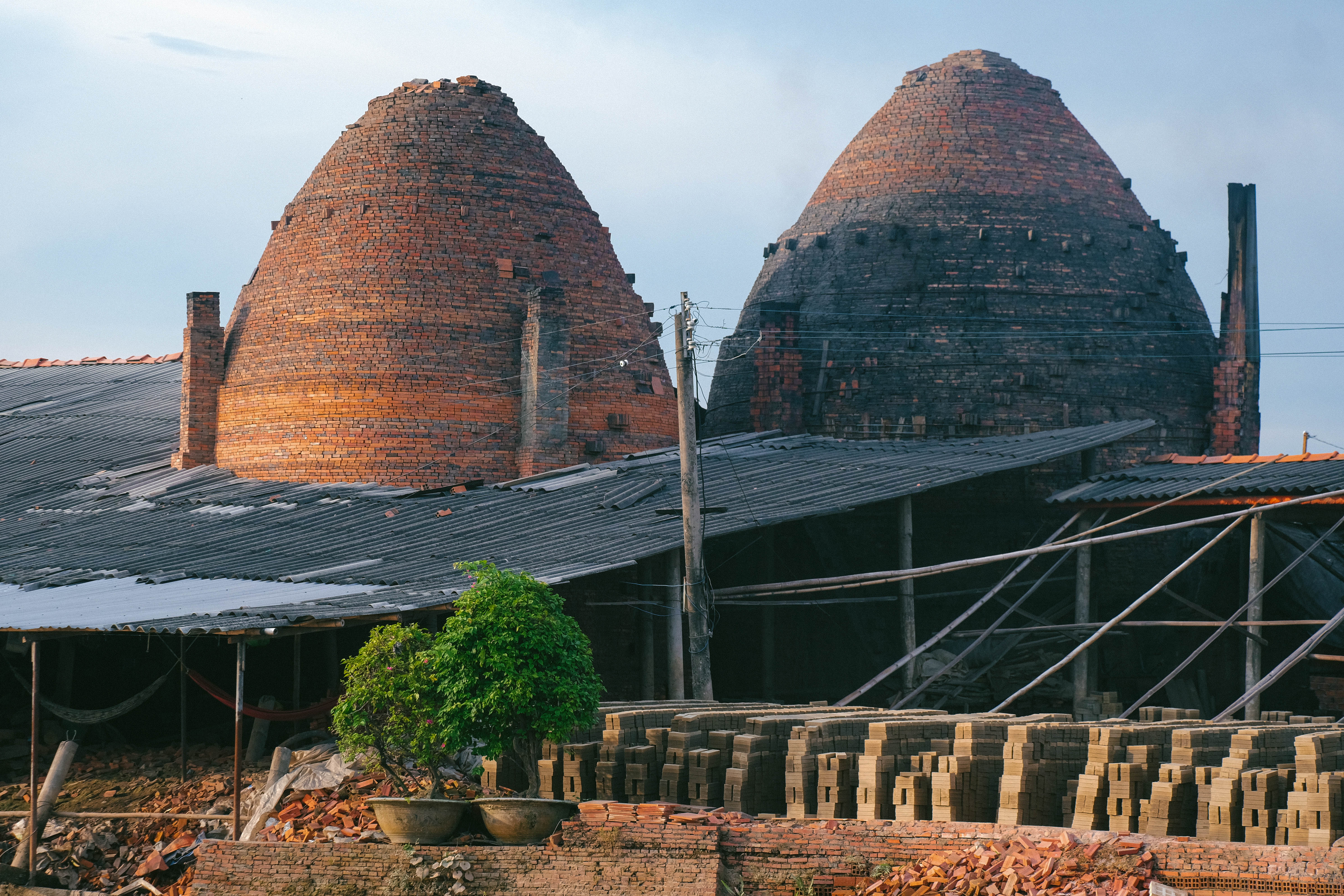 During its golden age, Mang Thit boasted thousands of brick kilns operating continuously. Over the years, these kilns have come to be regarded as a heritage left by our ancestors along the banks of Co Chien River.