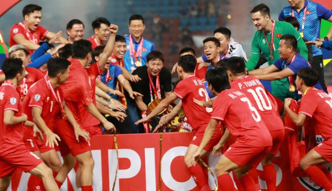 Huấn luyện viên Kim Sang-sik (giữa) ăn mừng chức vô địch ASEAN Cup 2024 cùng tuyển Việt Nam. Ảnh: Thanh Vũ