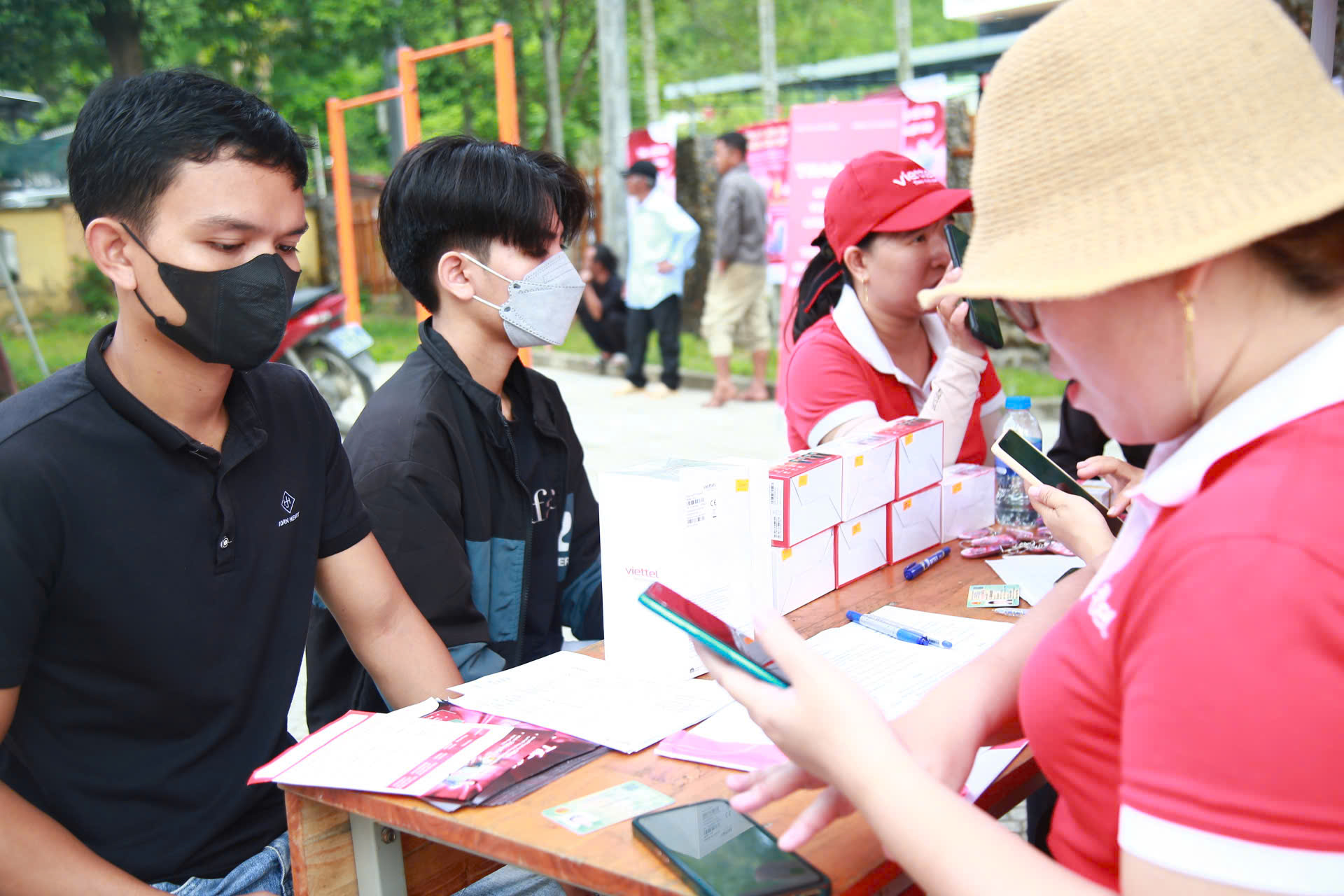 Technology enterprises popularise digital means of cashless payment in the city. Photo: CHIEN THANG