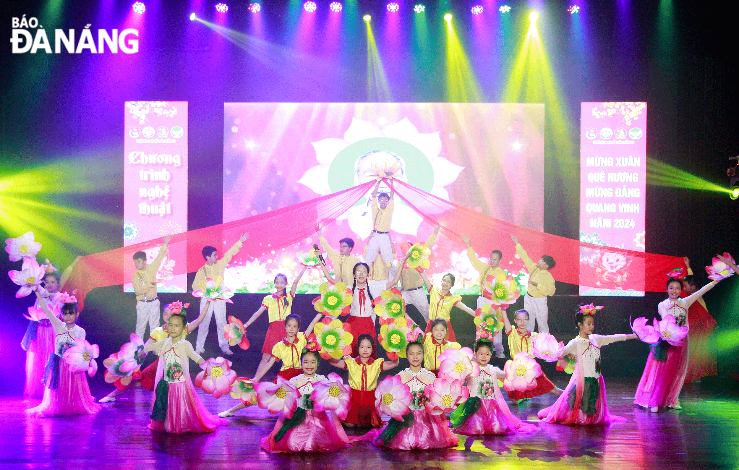 Cultural and performing arts units are working hard to practice and launch new performances to meet the needs of people and tourists during the traditional Tet holiday. IN PHOTO: A performance by children in the art programme to welcome in the Party's Spring 2024 organised by the Da Nang Children's Palace. Photo: XUAN DUNG