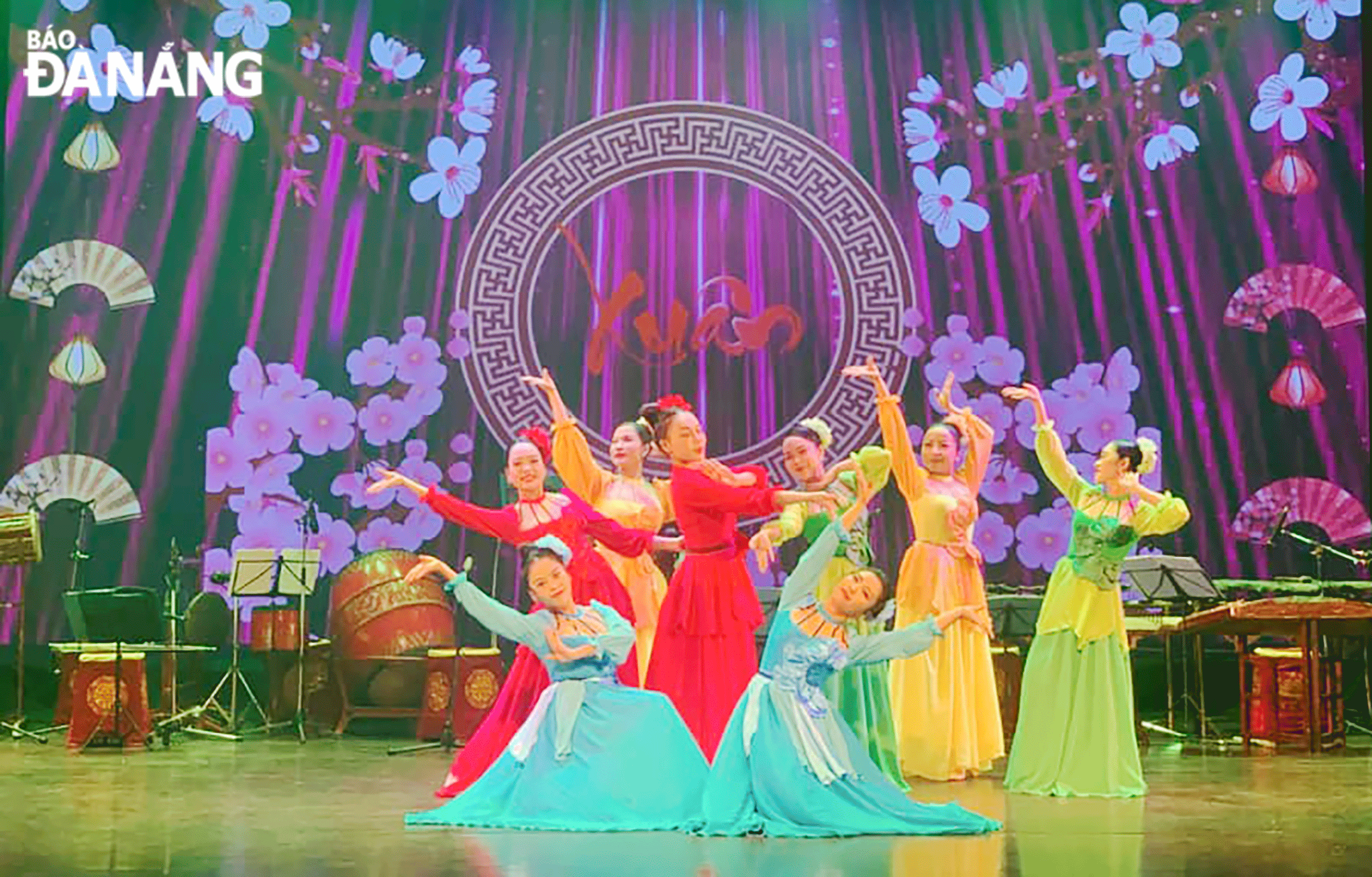 Artists and actors of the Nguyen Hien Dinh Tuong Theatre performing a performance report in the programme serving the people on the occasion of Tet At Ty 2025. Photo: THIEN DUYEN