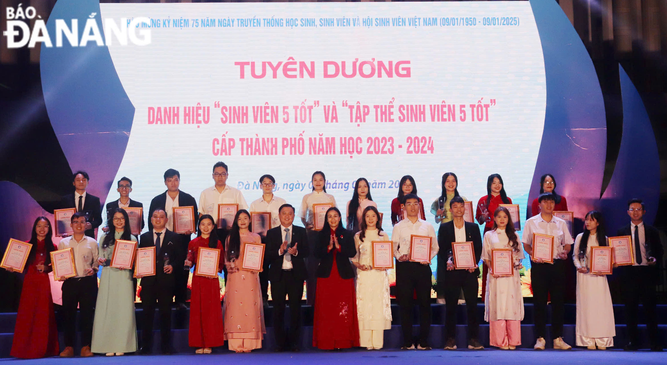 Vice Chairwoman of the Da Nang People's Committee Nguyen Thi Anh Thi and the organising board commending individuals and groups who won the title of 